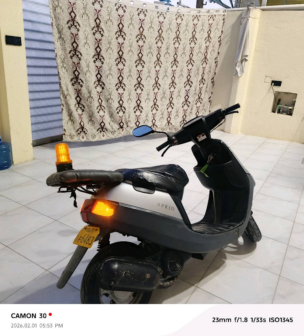 عندي دراجة نارية من نوع Aprio للبيع، بحالة جيدة. مواضبة على الصيانة والإضاءة تعمل بشكل ممتاز كما هو واضح في الصور. العداد يقرأ 33469 كيلومتر، ومركونة في مكان آمن كما في الصورة. مجربة وجاهزة للاستعمال الفوري، ومناسبة للتنقل داخل المدينة بكل سهولة.