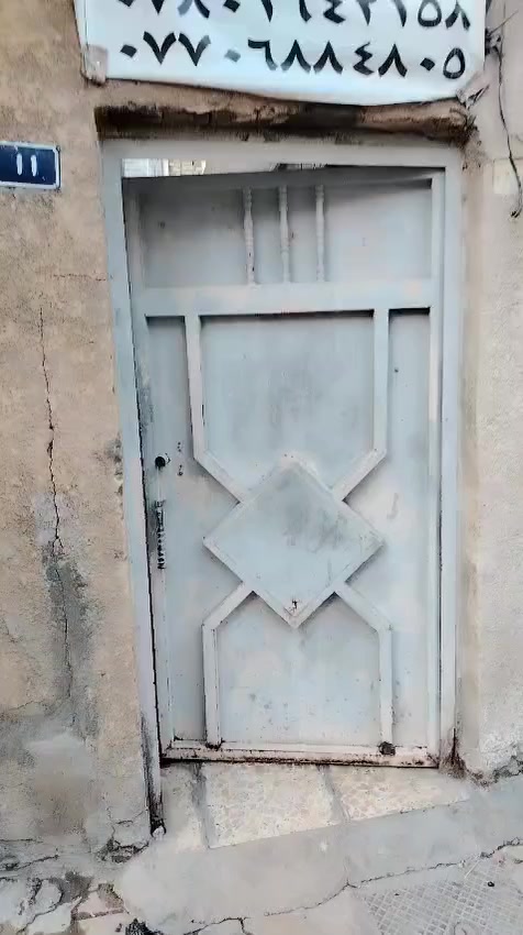 السلام عليكم بيت 80م خلفية منطقه  الشعله قطاع الثامن يحتوي على 3غرف نوم و استقبال وحولي چبير مسوينة مطبخ واستراحة وملحقاته  والطابق الثاني 2غرف نوم وملحقاتة نفس الطابق الارضي البيت بناء جديد ملتصرف علي عانة
ماء وكهرباء ومجاري معزول البيت اعلة من الشارع ابد ميغرگ تجي وتشوف بعينك 
البيت رايدة ب110مليون 
***********
