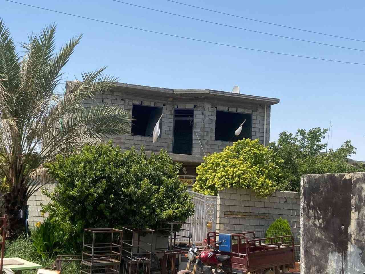 بيت للبيع الموقع ديالى الخالص حي البيادر قرب بنت الحسن المساحه 216 الواجه 10والنزال 21 يحتوي على 6 غرف و صاله وستقبال و مطبخ 
مساحتة الكراج 7×6 وحديقه داخليه 5×6 و ممر جانبي عرضه مترين و السند طابو زراعي سند 25 

للاتصال والاستفسار اتصل على الرقم ***********

