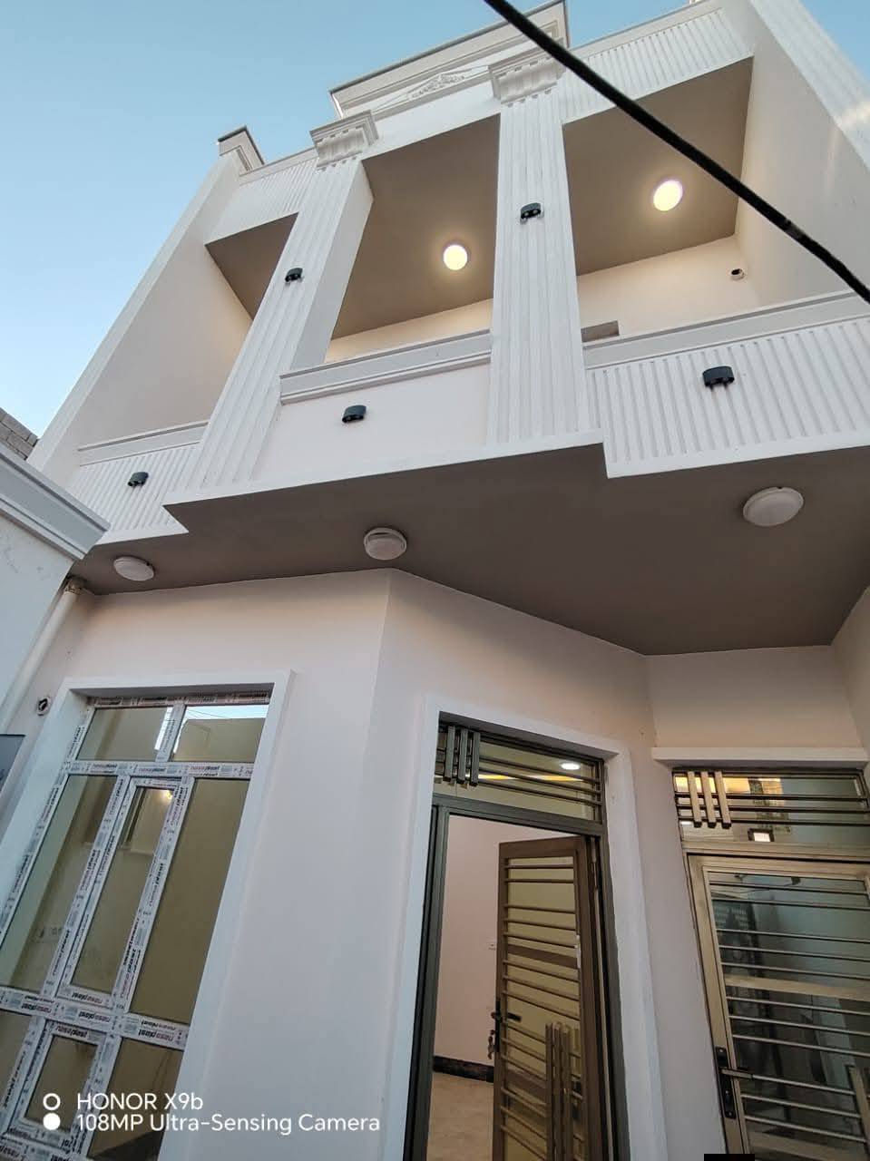 دار للايجار الديوم منطقة المربع الثاني قرب المستوصف والمدارس مساحة 100 متر طابقين  ثلاث غرف نوم وصاله ومطبخ واستقبال وصحيات عدد 3 بيت زيرو للاستفسار الاتصال على الرقم ***********
