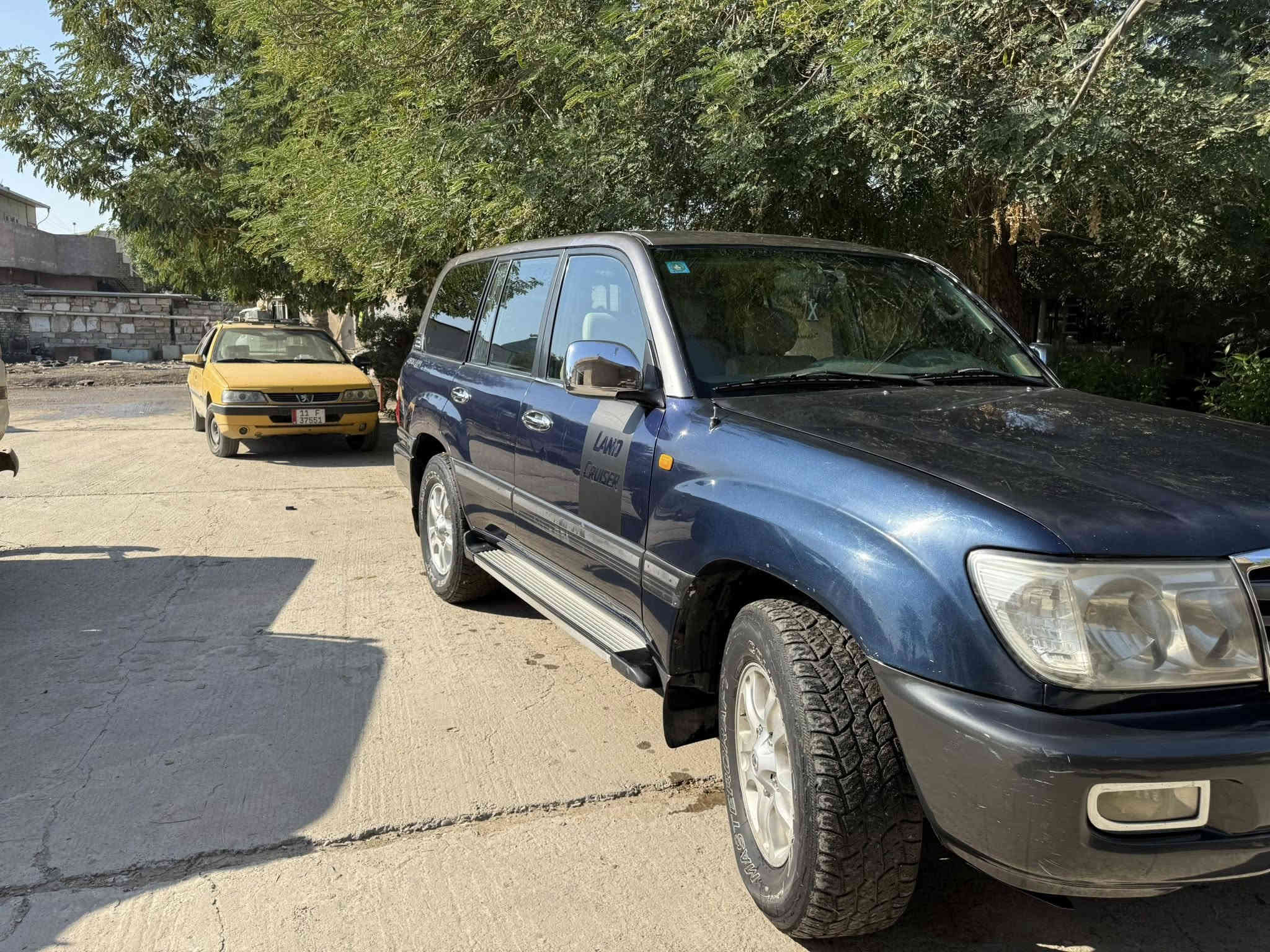 السلام عليكم لاندكروز 2003 وراد سعودي 
ماشيه 71 الف متروكه 
رقم بغداد باسمي 
صدر جديد مبدل قبل 3 اشهر 
تايرات نص عمر نقشه خشنه 
GXR  
السياره بيه التكم مال جامه الاماميه
مضروبه واكع عليه قمريه فقط التكم الاماميه 
والجاملغ العكس السايق مصبوغ جان بيه شوته العاليه 
يعني مو حادث 
السياره رايده ب149 وبيه مجال بسيط 
فقط بيع ماكو مراوس 
رقم التلفون ***********
مكان السياره بغداد زيونه
