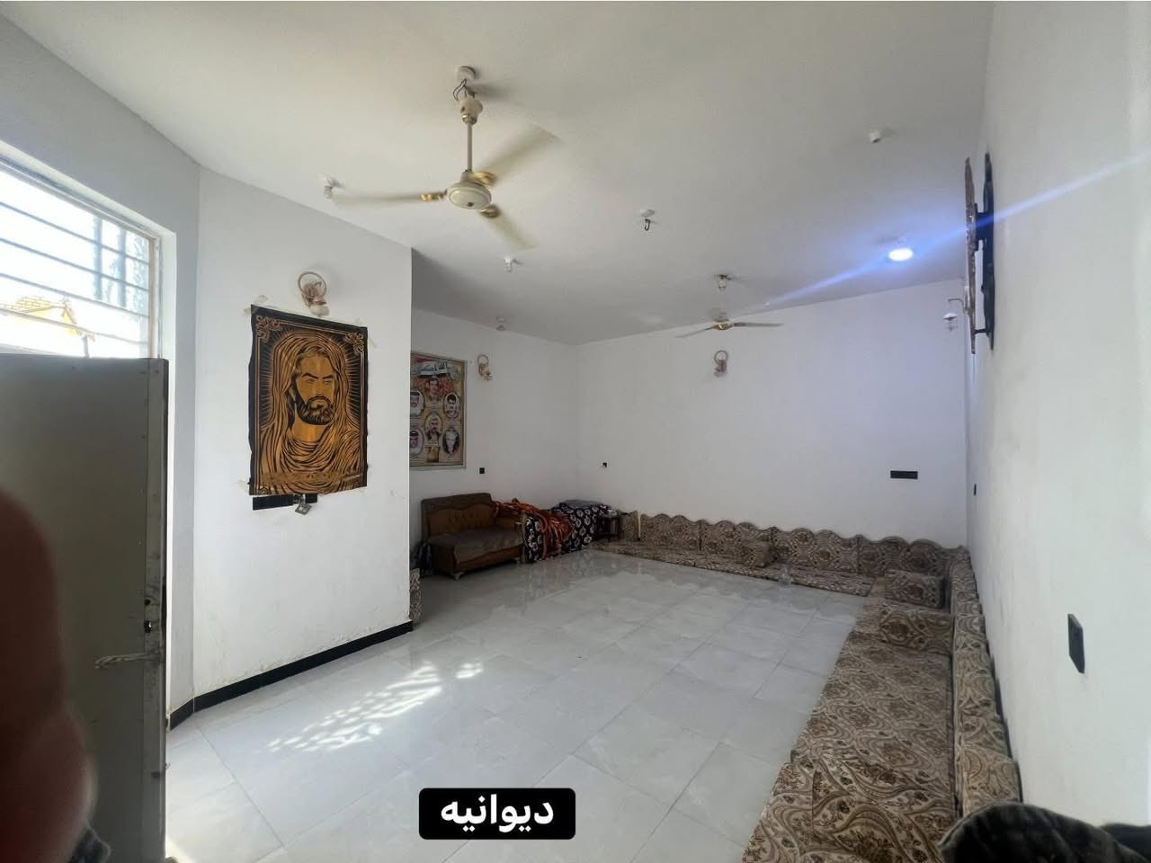السلام عليكم دار للبيع المكان خنيطله بالزراعي وره الجوازات المساحه 200زراعي يحتوي على غرفتين مطبخ حار وبارد صاله صحيات خارجيه وحمام داخلي مناور عدد2 وديوانيه وساحه 
السعر 120وبي مجال بناء جديد 
البناء طابوك السكف كونكريت 
***********
