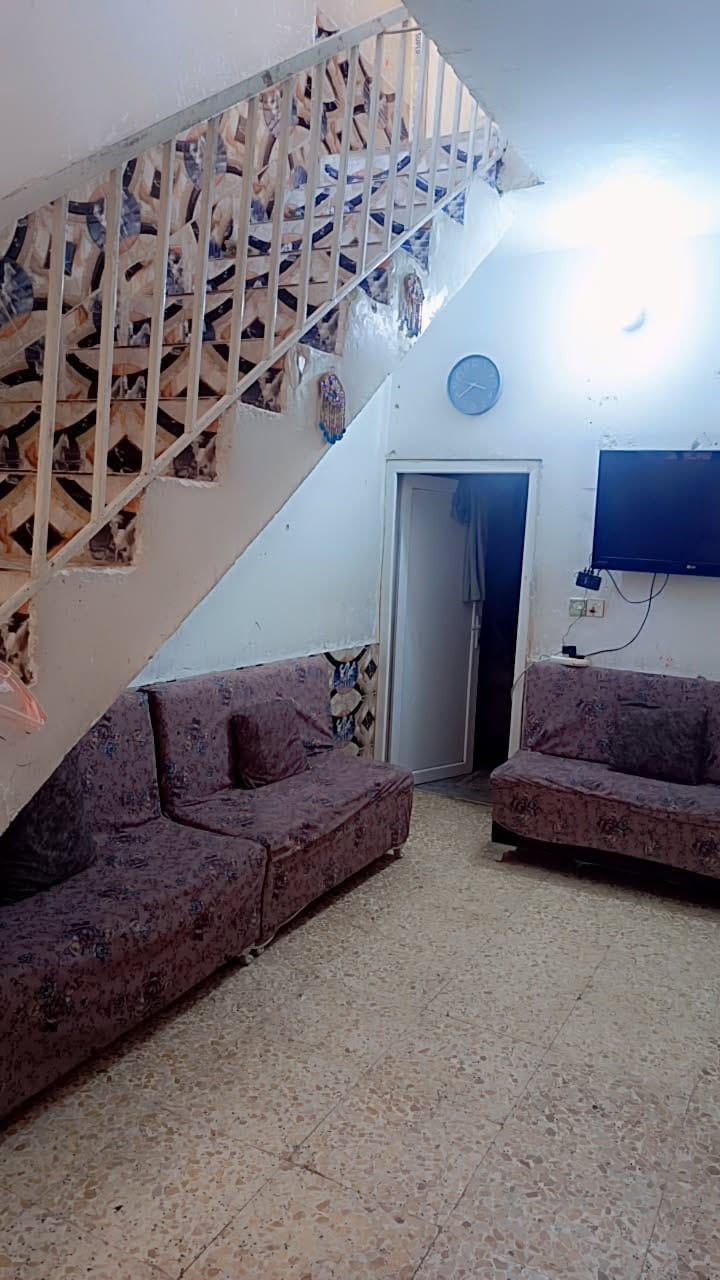 دار الحر حي النور خلف مركر شرطة الحر يبعد عن مرقد الحر 100 متر المساحه 50 متر سند 25 عبارة عن غرفة نوم وصالة ومطبخ وحمام ومرافق صحية وغرفة نوم وحمام فوقاني خدمات كامله ماء ومجاري وكهرباء يرتفع عن الشارع اكثر من 80 سنتمتر البناء بحالةرجيده جدا  … السعر 42 مليون دينار  
***********
***********
