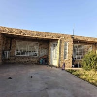 بيت يحتوي على ديوانيه وهول وصاله وغرفه نوم ومطبخ  و  بعد غرفتين ماكامل...