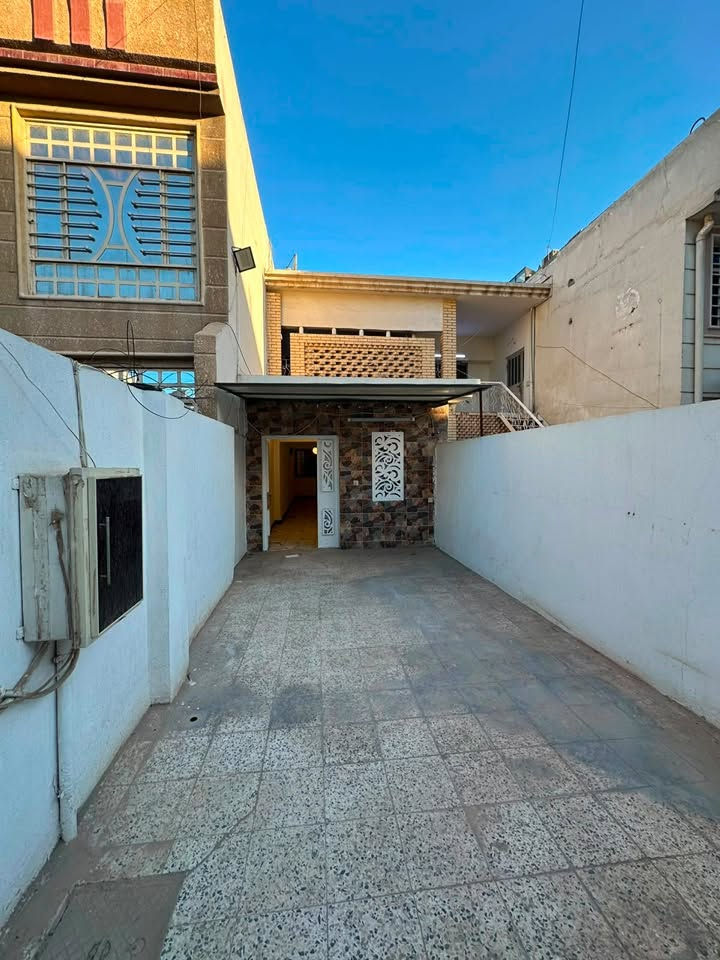 �✨ للإيجار في السيدية – بيت راقي ومميز ✨🏡
🌟 بيت بمساحة 150م
🛏️ يتكون من:
✅ 4 غرف نوم
✅ صالة واسعة
✅ مطبخ مرتب
✅ خدمات متكاملة
✅ كراج
✅ حديقه

💰 السعر:  مليون و 300 قابل للتفاوض
 
📞 للاستفسار والحجز:
مكتب حلم عقاري للوساطة العقارية
📱***********
