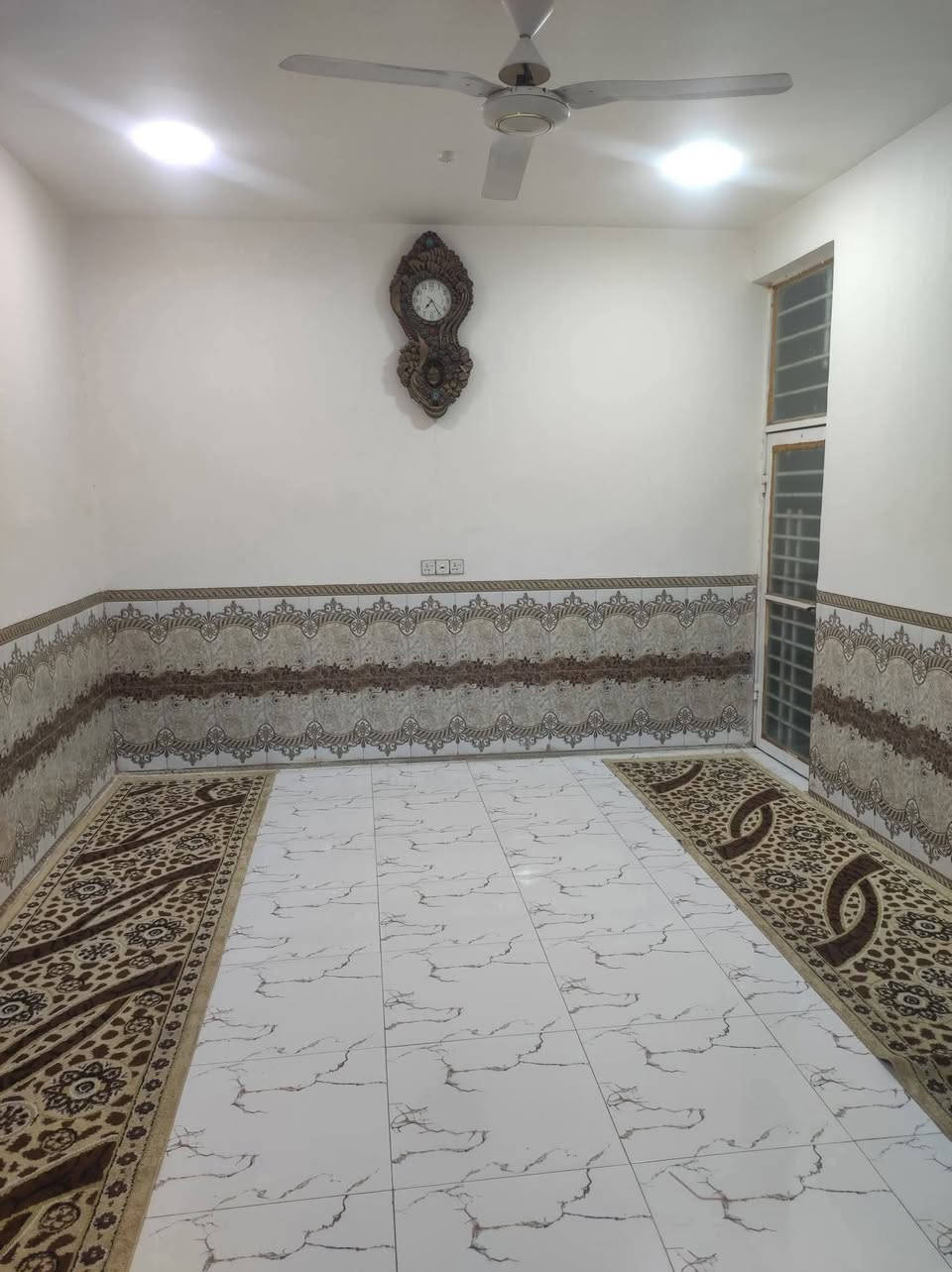 بيت طابو صرف للبيع
المساحة ..200م طابق ونصف 
يبعد عن الوجه 100متر 
شارع 12 
خدمات ماء وكهرباء 
العنوان..السفحة الثانيه 
يحتوي على 4غرف نوم مساحة كل غرفه 4*5
صاله 4*8
مطبخ 4*5
استقبال 8*4
حمامات 2 
صحيات 2
يباع نقد أو مبادره 
***********
