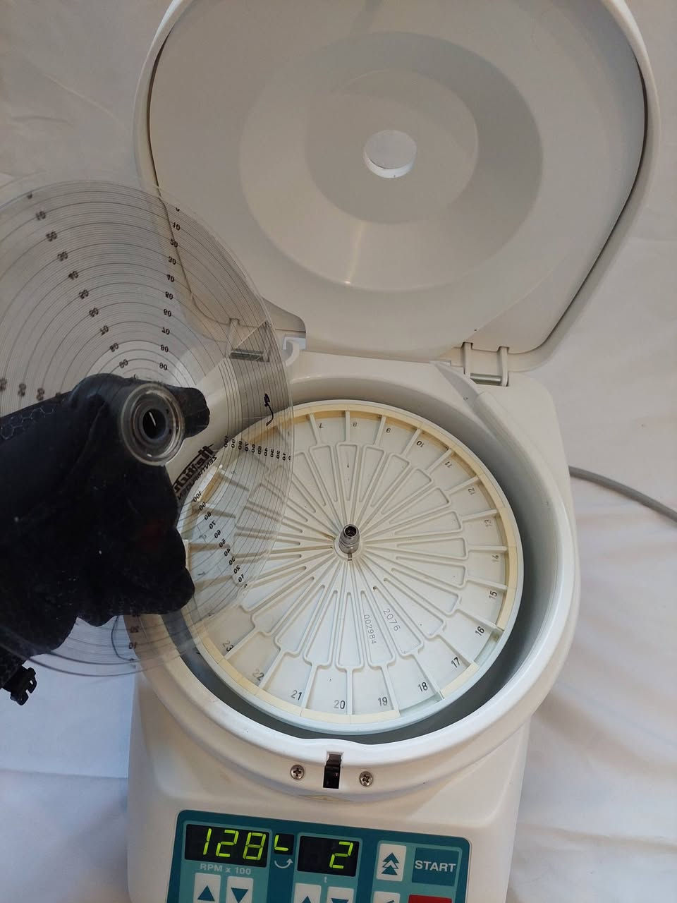 السلام عليكم,
يتوفر لدينا جهاز ميكرو سنترفيوج من ماركة هيتش الألمانية - موديل Haematokrit 20 بمواصفات عالية:
 
- سرعة دوران تصل إلى 13,000 دورة في الدقيقة. 
- صناعة ألمانية عالية الجودة.  
- الحالة: مستعمل زيرو(كالجديد تمامًا).  
- شهادة المنشأ الألمانية متوفرة.  
- كتالوج الجهاز مرفق.  
- الدفع بعد الاستلام وفحص الجهاز.  
- في حال عدم الرضا، يمكن إرجاع الجهاز فورًا مع المندوب 

ملاحظة: 
يتوفر لدينا أنواع أخرى من الأجهزة الطبية والمختبرية.  يرجى زيارة صفحتنا لمشاهدة التفاصيل والعروض.

 شرح عمل الجهاز على قناتنا في اليوتيوب:
https://youtube.com/shorts/1IYIDRFwrJw?si=IodX--w3J3ghG1i1


**إذا كنت صاحب هذا الإعلان وتريد حذفه لأي سبب، رجاءا أرسل رسالة إلى الدعم الفني**