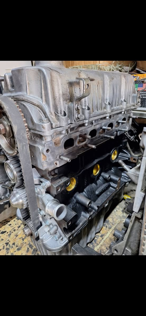 السلام عليكم 
من رخصة الكروب 
يوجد محركات وكير شيري كوين نص محرك و محرك كامل بلادي واكو بستم سيفيا و يوجد حاوية 
يوجد فتح وشد و تجفيت 
العنوان الطالبية فلكة ٨٣ مقابل دائرة الكهرباء 
محلات الكوثر 
 هاتف  ***********
