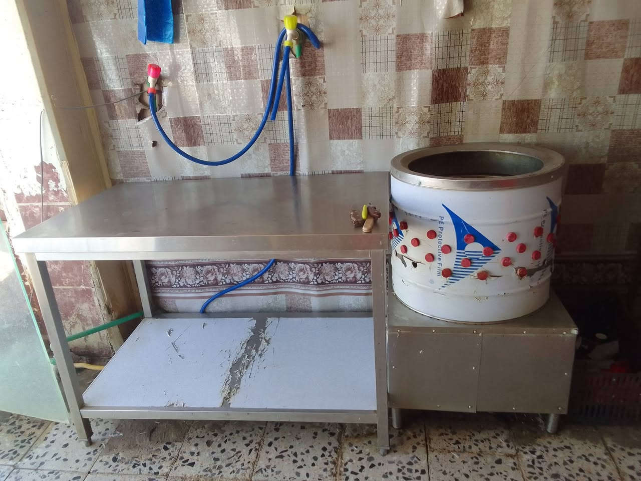 سلام عليكم غراض محل مال دجاج للبيع كامله مكان المحل شارع الطاقه مقابل مركز الوفاء رقم الهاتف ***********
