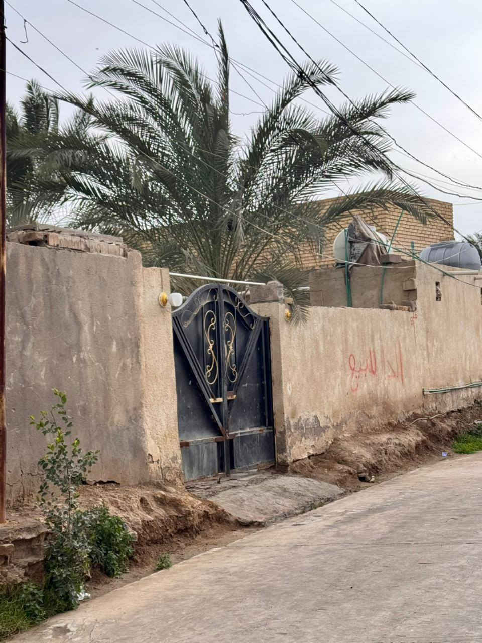 السلام عليكم بيت للبيع مساحتة 325م طابو صرف مامسحوب عليه اسكان
( بناء قديم ) فقط الديوانيه بناء حديث
غرف عدد 3
 مطبخ 
ومخزن 
البيت ع شارع صب كامل خدمات 
المكان : حي الروضة قرب مولد عقيل زرير  
للاستفسار : ***********
***********
