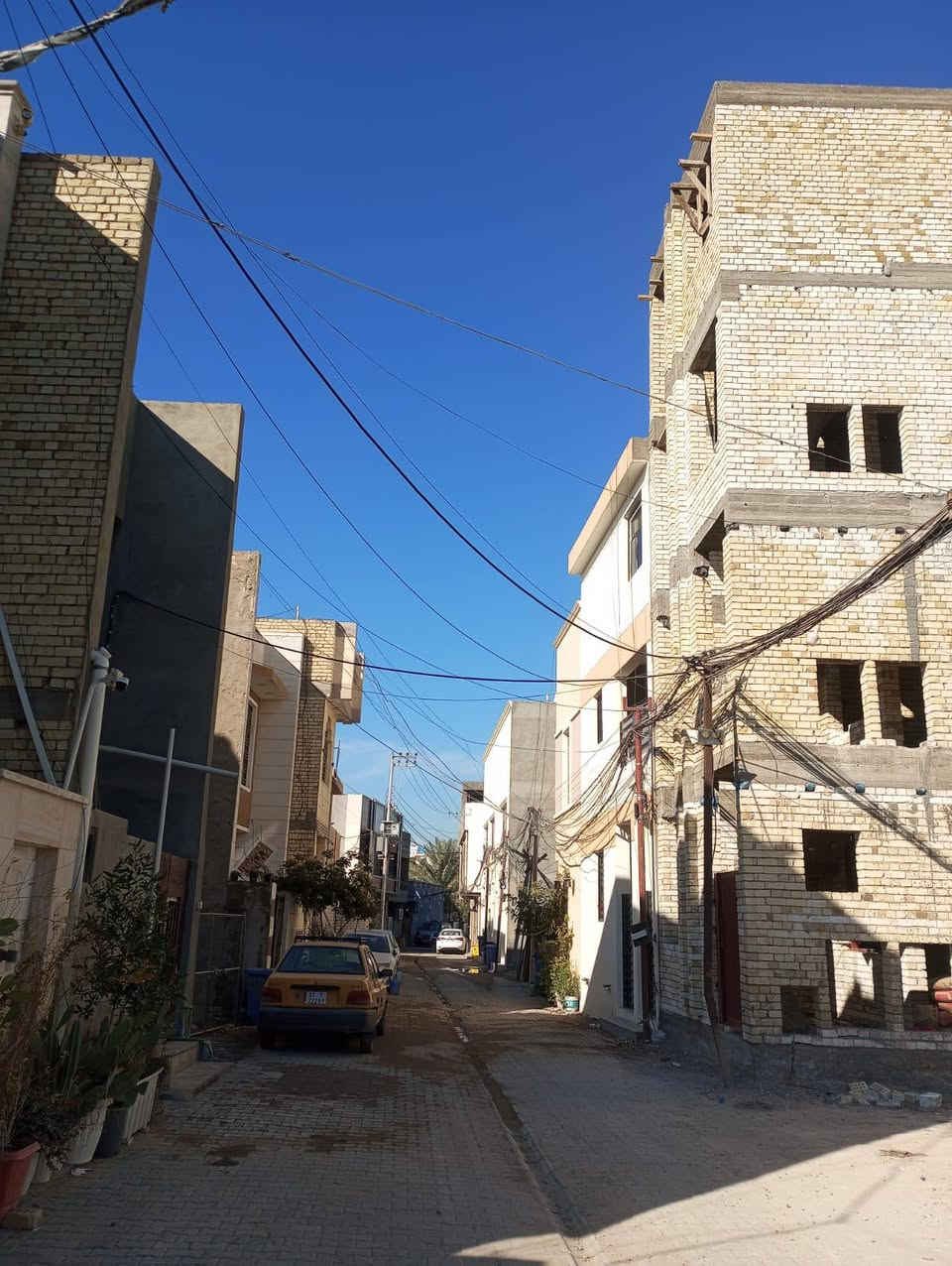 السلام عليكم تعلن شركة الجبوري للعقار والمقاولات العامه عن بيع عماره 3 طوابق بناء حديث في منطقة الاسبع ابكار نهاية شارع الهبي دي ملك صرف زراعي تسليم مفتاح
1 المساحة 108 متررر 
2 الواجه 4 مترر و80  سانتيم 
3 النزال 22 متررر ونص 
4 عرض الشارع 6 متررر 
5 السعر 230 مليون وبيه مجال 
يتكون من 3 شقق
كل شقه تتكون من طرمه وصاله وحولي ومطبخ ومنورين وغرفتين نوم وخدمات كامل الاخدمات 
*********** أبو صكر الجبوري 
***********
