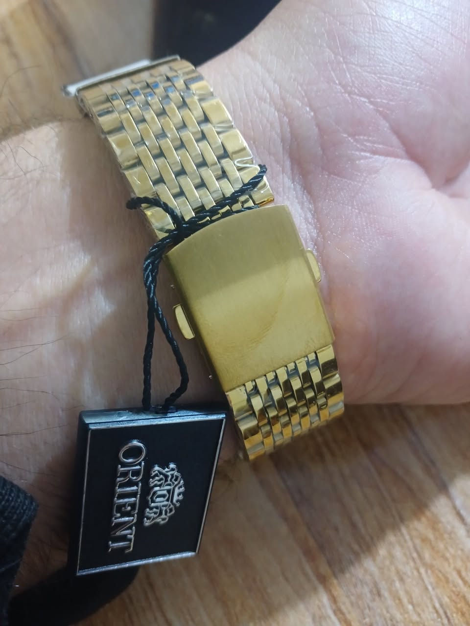 ساعه اورنيت باله طلعتلي بهذا الشكل قطعه نادره ومميزة كوارتز يابانية مع علبته الاصليه السعر 27 الف مع التوصيل  ملاحضه متوفره قطعه واحده فقط
مواصفات الساعة

التصميم: إطار مستطيل مذهب مع مينا ذهبي ونقوش إشعاعية بارزة.

المينا: تحتوي على أرقام رومانية (XII و IX و VI) وعلامات مرصعة بالفصوص لبقية الساعات.

المميزات: مزودة بنافذة لعرض اليوم والتاريخ عند مؤشر الساعة الثالثة، ومحرك ياباني (Japan Movt).

السوار: سوار معدني مذهب بتصميم كلاسيكي.


**إذا كنت صاحب هذا الإعلان وتريد حذفه لأي سبب، رجاءا أرسل رسالة إلى الدعم الفني**