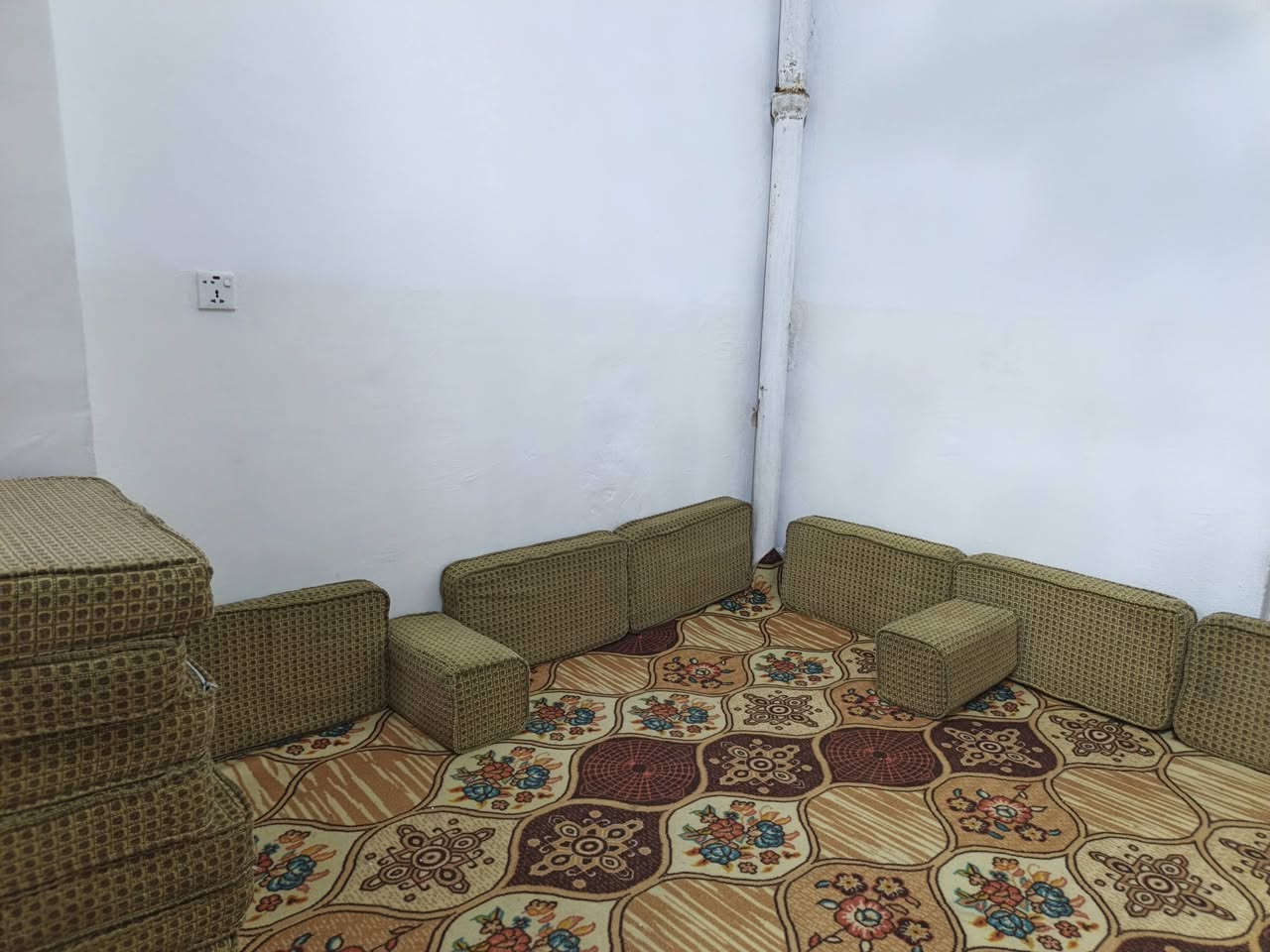 جلسه عربيه للبيع
عدد المساند 20 
عدد المراكي 6 
السعر  125 وبي مجال 
***********

