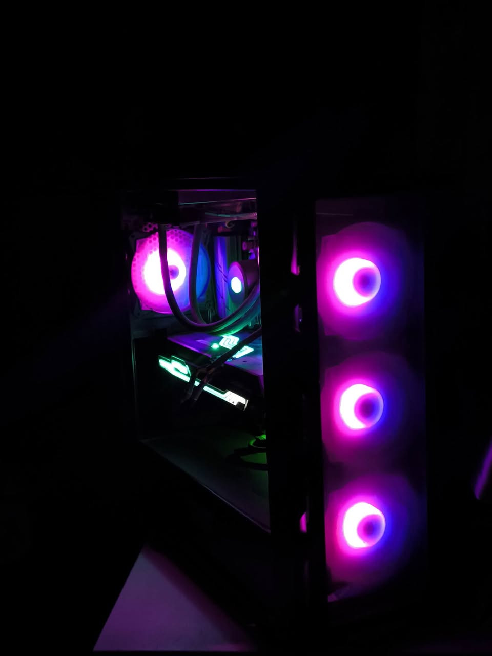 السلام عليكم اخوان pc للبيع 
Gpu Rtx 3080 10G zotac gaming 

Cpu R5 5600x

Ram DDR4. 16G 3600 xpg

MATHERBOARD x570 asrock phantom gaming 4 

POWER SUPPLY 700W thermaltake

CASE full tower

Cooler master 180 

Hard ssd 1t Samsung 

لتواصل وات.ساب او ماسنجر عادي 
***********
مكاني ميسان قلعة صالح 
توصيل متوفر 
سعر التجميعه 1200و بيها مجال
