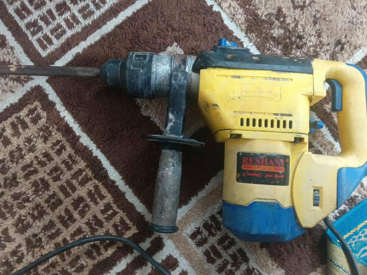 من رخصه الادمن دريل ريشان باب اول اصلي استعمال قليل ٣٠الف بغداد حي العامل شارع السكلات ***********
