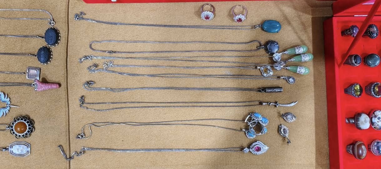 السلام عليكم ورحمة الله
من رخصت صاحب الكروب عندي 2.46 كيلو الفضة ابيع شلعه وحدة الراغب بالشراء يتصل على الرقم ***********
