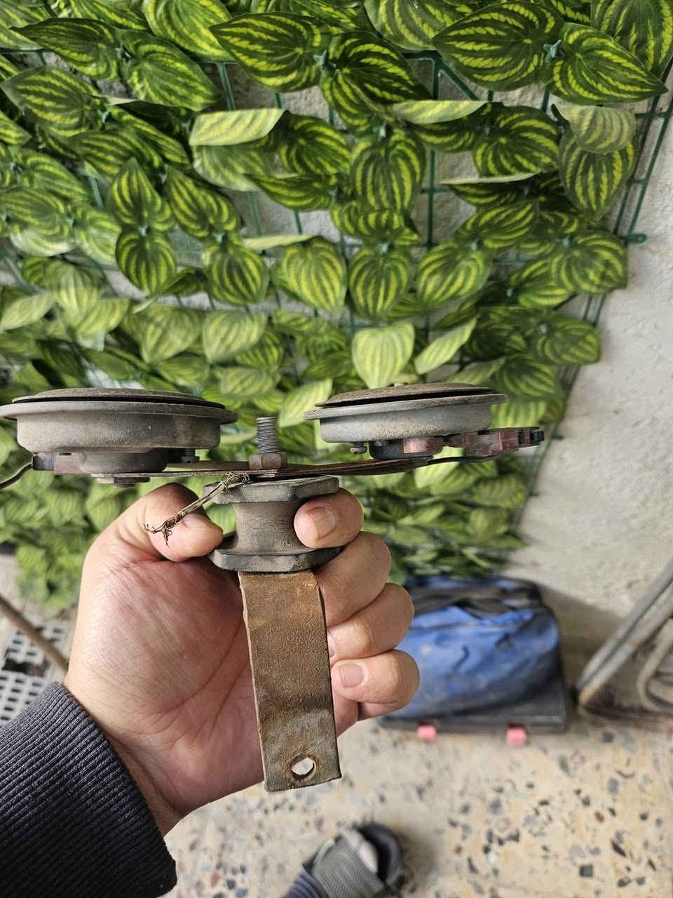 هورن سيدان اصلي فيشه حمره السعر ١٢٥ وبي مجال ***********
