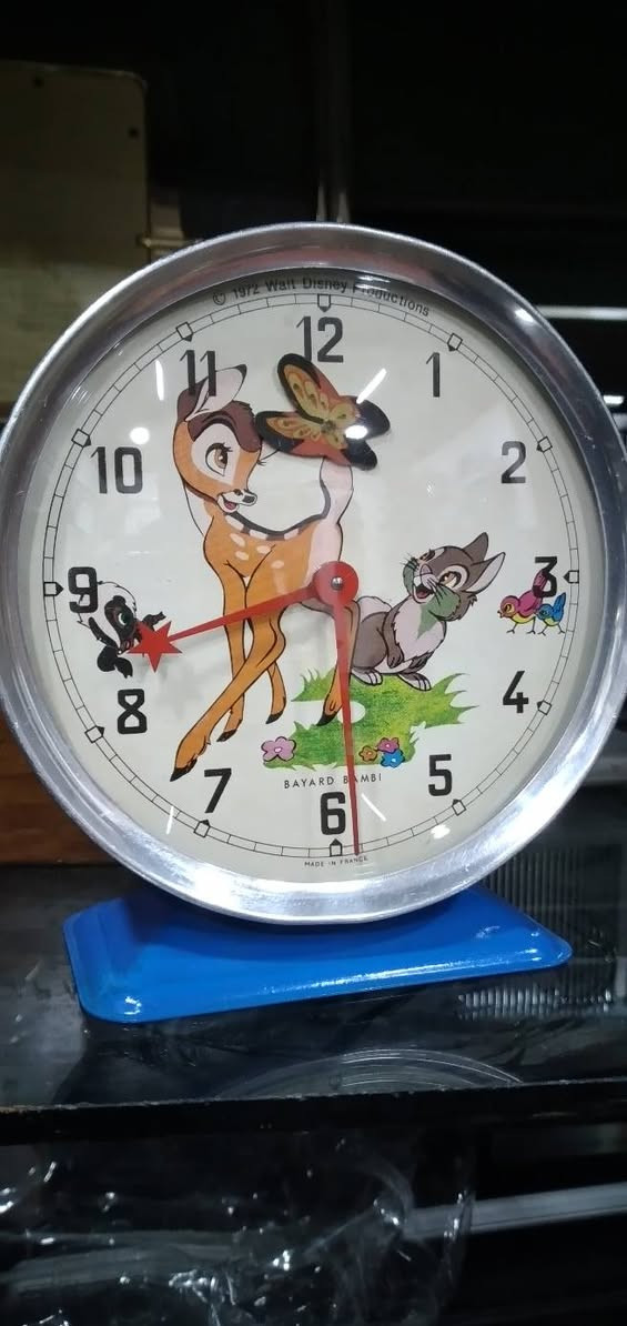 ساعة منبه كلاسيكية من طراز Bayard Bambi، 
 تتميز الساعة برسومات لشخصية "بامبي" الشهيرة من ديزني وصديقه "تامبر" على وجه الساعة.
التصميم: تأتي بإطار معدني دائري وقاعدة زرقاء، وهي مصنوعة في فرنسا.
النوع: ساعة ميكانيكية


**إذا كنت صاحب هذا الإعلان وتريد حذفه لأي سبب، رجاءا أرسل رسالة إلى الدعم الفني**