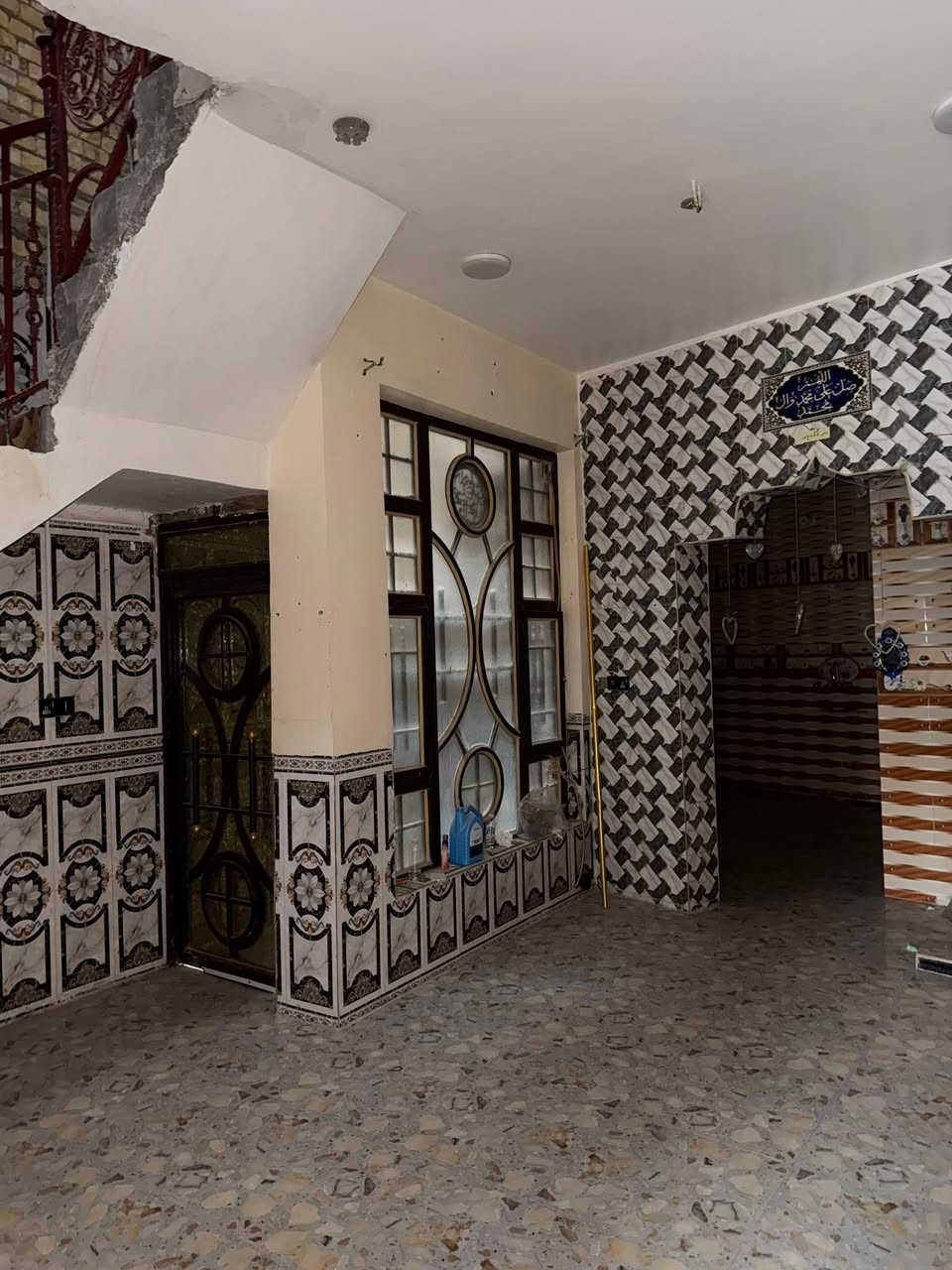 مشتمل طابقين للأيجار
يحتوي على استقبال وهول كبير مطبخ صحيات داخلية خارجيه 
غرفة نوم طابق اول +مخزن 
سطحين تتوسطهم البيتونه 
العنوان 
حي الميمون الثانية شارع الأسعاف الفوري 
للأستفسار 
الأتصال 
على الأرقام 
***********
***********
