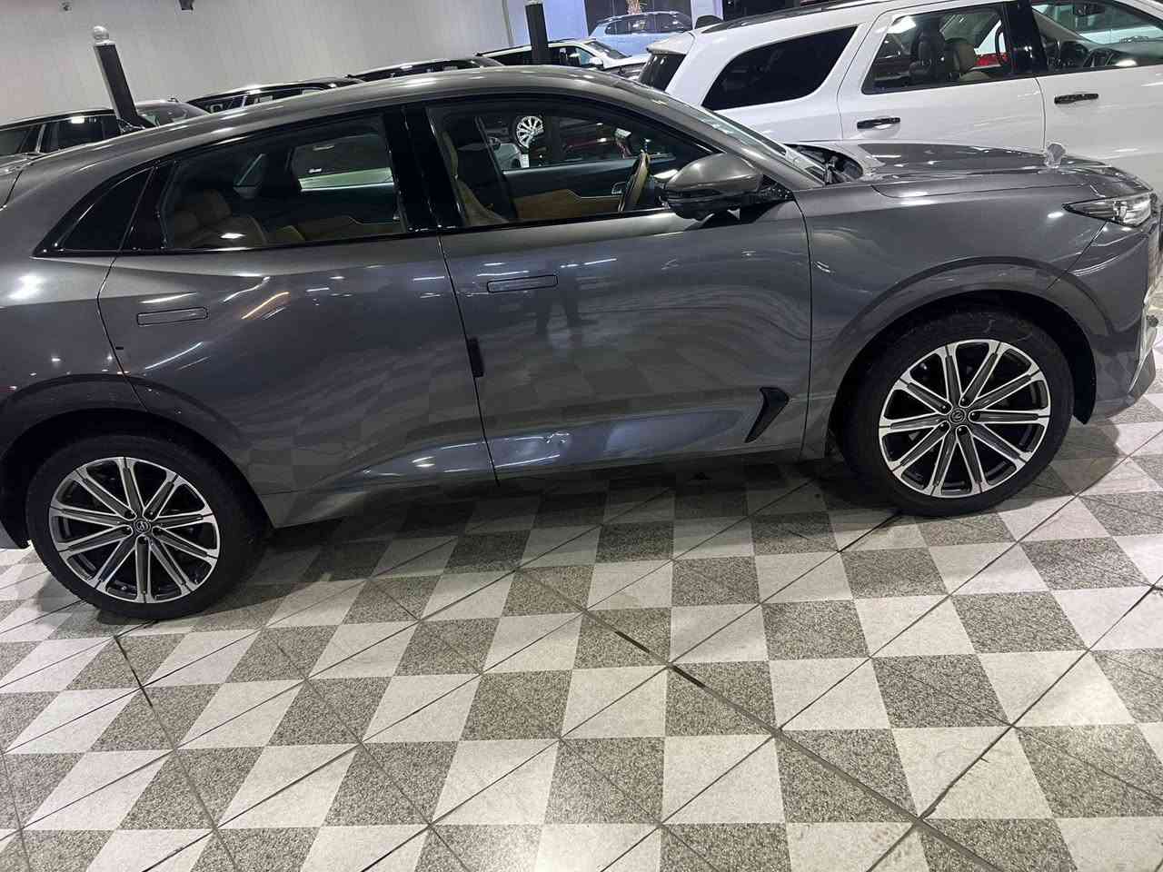 السلام عليكم ورحمه الله وبركاته للبيع
شانجان يوني كي موديل 2023
سيارة مواصفات خليجية محرك 2000تيربو تخم تاير دهن جديد ضمان شركة رقم شمالي شرط تحويل ماشية 57الف كيلو متر حقيقي 
السيارة بيهة بارد باب السائق مرجعهة الضربة بجهاز  مال الباب وبيهة رصعات ماكو لاصبغ ولاتبديل 
سيارة مواصفاتهة معروفة  مكاني بصرة قرب ساحة سعد السعر 175ورقة وبيهة مجال بسيط كلش  للشراي 
هاتف ***********
