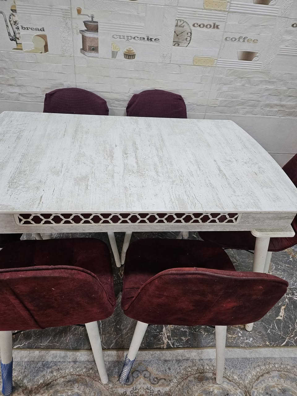 ميز طعام ب١٢٥ الف وبي مجال نظيف جدا مثل ما موضح بالصور ميز خشب و كراسي ٦ 
تواصل عبر رقم ***********
