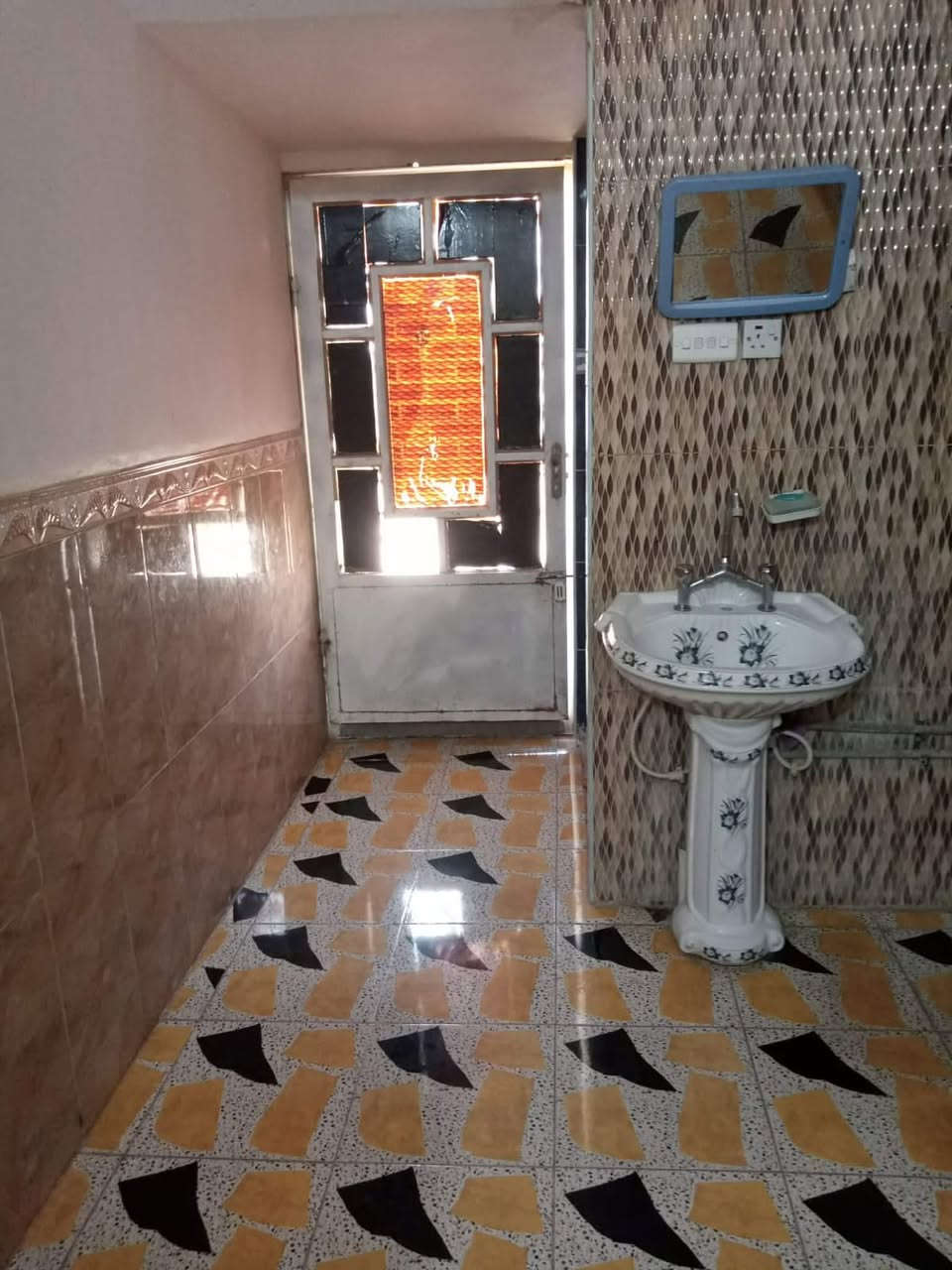 دار للبيع الرمادي جزيرة البوذياب قرب الطاحونه المساحه 1200 متر سند 25 فسفوره السعر 85 مليون البيت حاليأ مؤجر الماء والكهرباء داخل السياج يتكون من استقبال وهول ومطبخ وصاله وغرف عدد2 صحيات داخليه للاستفسار ***********
