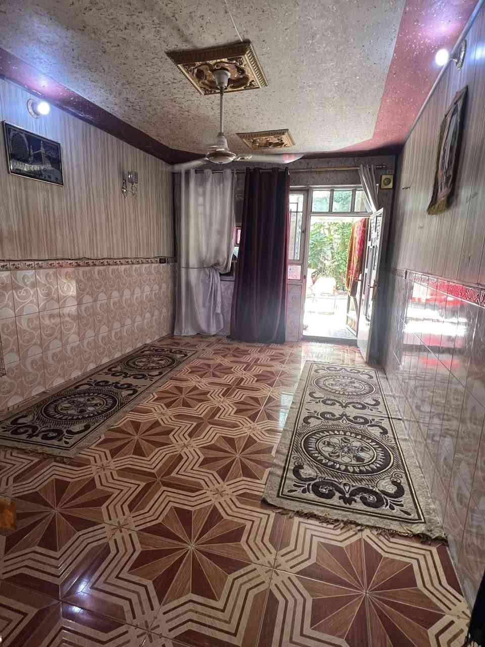 سلام عليكم
دار للبيع مساحه 150 متر قاطين
منطقة ال28 قرب السوق الكبير بسايدين
مرطبات العذراء يحتوي على 4غرف نوم
ومطبخ وصاله واسقبال وصحيات 
للاستفسار ***********
