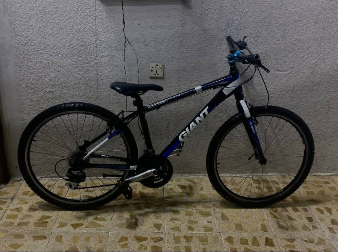 *توصيل كل المحافضات …
سلام عليكم 
بايسكل نوع جاينت صنع تايوان
حجم 26 
سستم شيمانو عقرب شيمانو تورني 
فقاسات بريك كلو شغال 
بدال امامي 3خلفي 8
وياله زوم طبقتين فحمي 
بايسكل ما متعوب او نضيف من كل شي ما مل بي اي قطعه 
160الف بي مجال قليل 
اسيا ***********توصيل موجود
