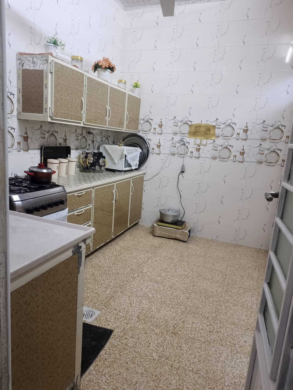 للبيع في حي السماح الاركان 125 متر
قرب جامه عبد الوهاب  قرب شارع 20 

طابق الاول غرفتين نوم +هول +استقبال + صحيات +مطبخ 

طابق الثاني هيكل نفس الجوه بس غرفه وحده كامله 

بيت ملك صرف 

الستفسار ع رقم التالي ***********       /***********
