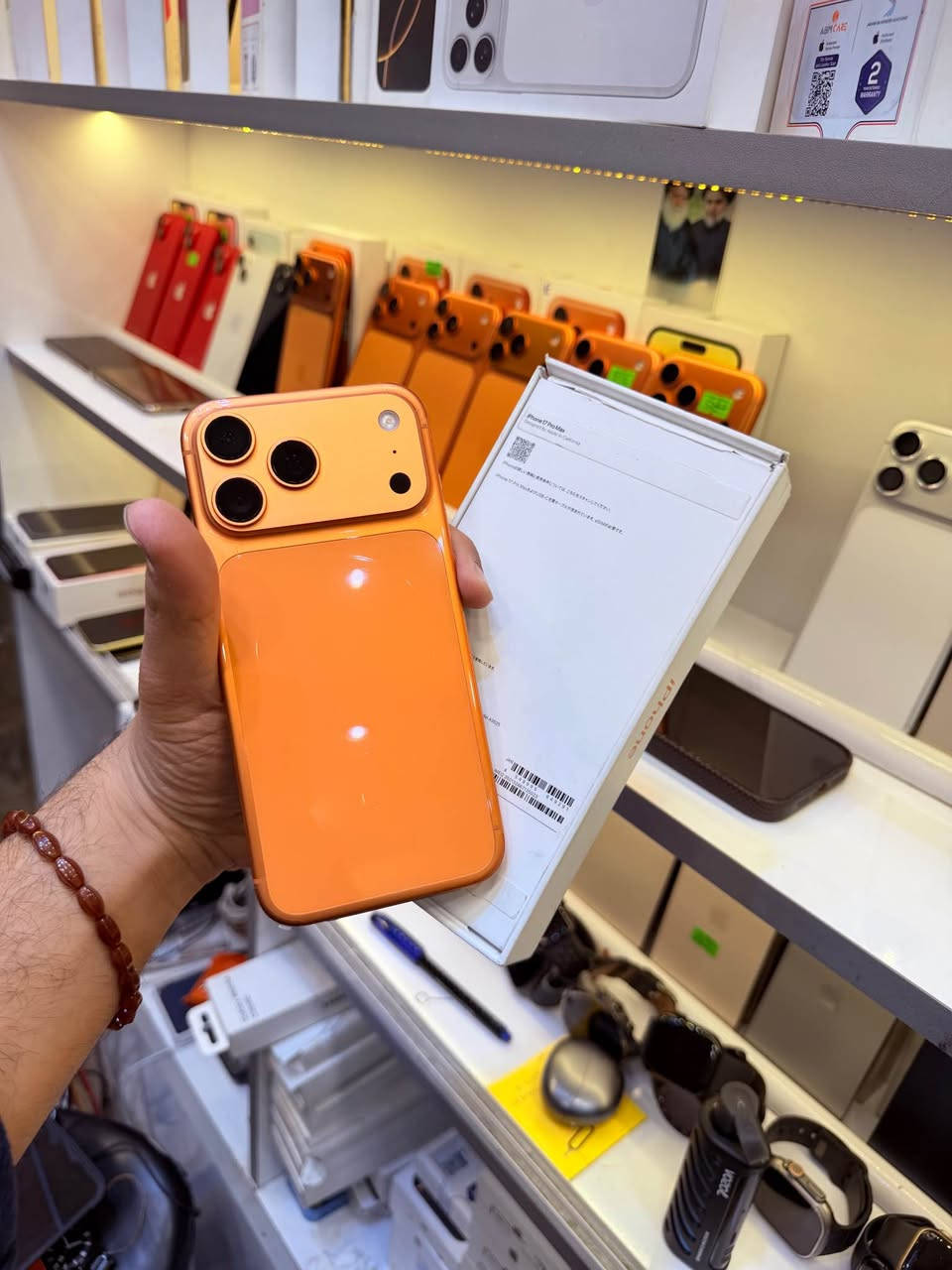 جهاز 17 برو ماكس 256 بطارية 100‎%‎ نظافتة 100‎%‎ 
جهاز جديد مكفول وبلادي وجميع ملحقاتة اصلية كاملة 
مشحون قليل  جهاز شريحة اكترونية E Sim ضمانة سنة كاملة للبيع او مراوس مكاني النجف 
***********
واتساب او اتصال النجف, العراق
