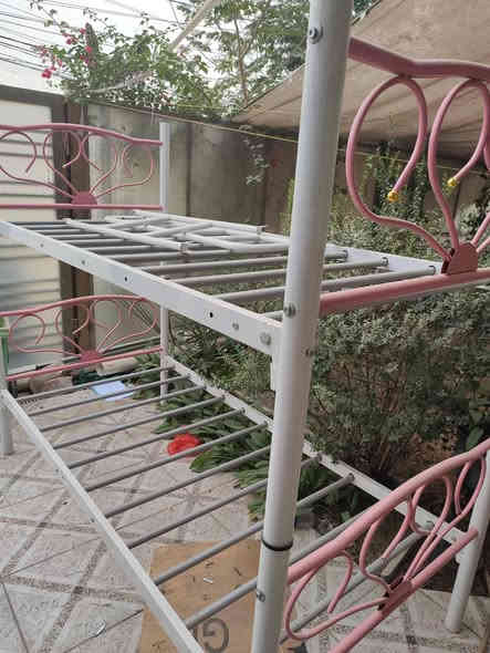 سرير طابقين استخدام شهر فقط بالامكان فصله ليصبح سريرين منفصلين السعر 125 
***********
