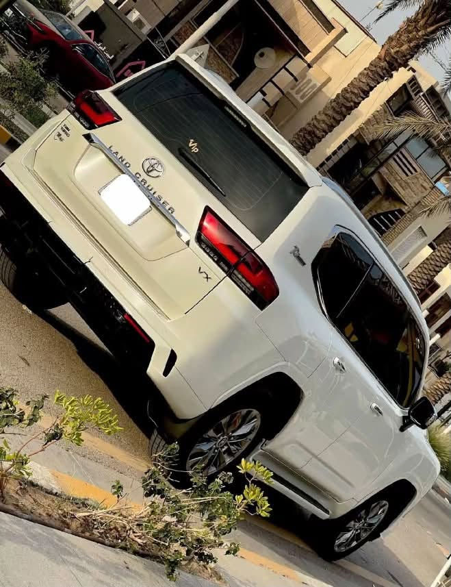 لاندكروز 2022 VX (توين تيريو)
ضمان شركه SAS

كل غراضها بلادي موجوده 

ماشييه 42 الف كم 

***********
