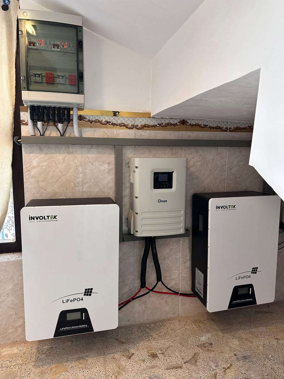 تم تنصيب منظومة ٢٠ امبير 
في بيت الاخ ابو خطاب 
قضاء الصويرة
الواح لونجي ٦١٥ واط 
انفيرتر ٦ كيلو ديا 
بطاريات عدد ٢ حجم ١٠ كيلو 
***********
