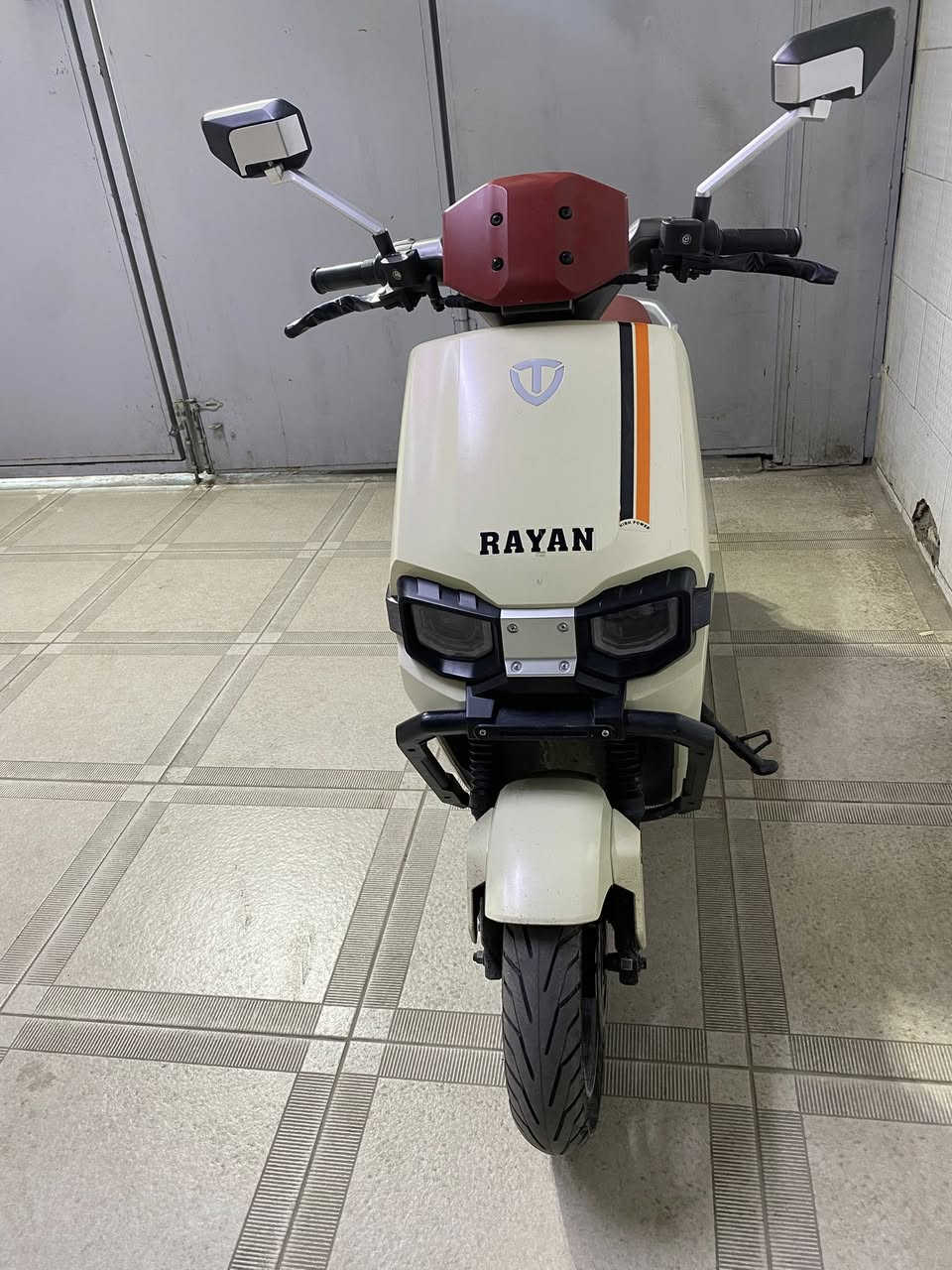 السلام عليكم
دراجه شحن من شركه تالج الريان وحش الكون لون مميز vip
موديل 26  بعدها جديده ماشيه ٩٠٠ فقط  كلشي بيها شغال بطاريات بحاله ممتازه ٦ بطاريات كرافين تمشيك 70 الى 75 كيلو بالشحنه الوحده  بصمتين مانع انزلاق abs
كير 3 نمر نضام مانع سرقه تشغيل عن بعد بيها P ونضام الرجوع للخلف R 
سعرها مليون وخمسين الف قفل  
للاستفسار ***********
مكاني اعظميه او مدينه
