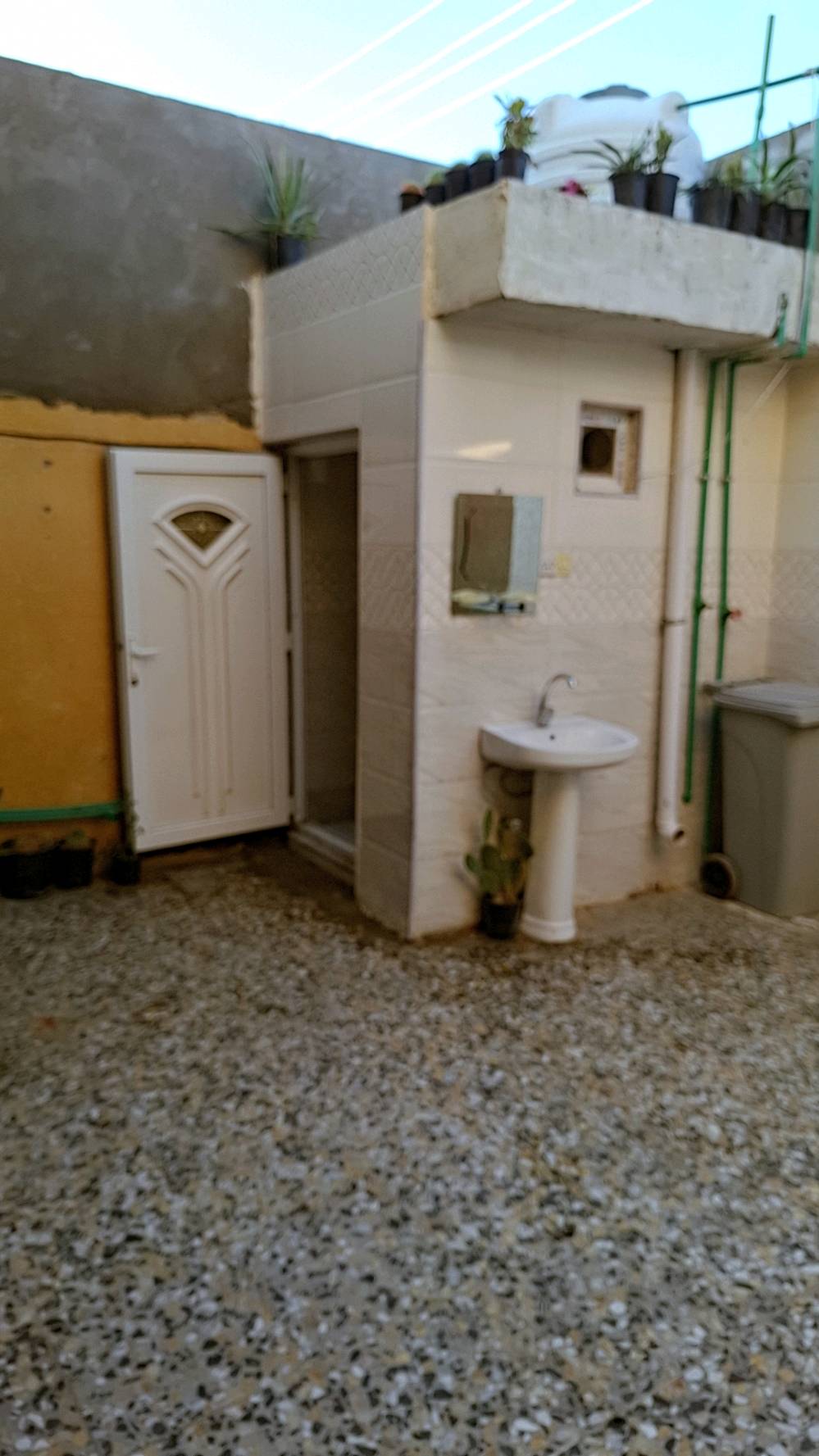 عندي بيت للبيع في منطقة هادئة ومريحة. المساحة منظمة والتصميم جميل ويتميز بمدخل جميل وباب خارجي رائع. يحتوي البيت على غرفة نوم مفروشة بشكل أنيق، ومطبخ عملي جاهز للاستخدام، وصالة واسعة مناسبة للاستخدامات المتعددة. الأرضية مغطاة بالكاربت التقليدي الذي يضفي جوًا دافئًا على الغرف. عندك ساحة خارجية متاحة للاستخدام مع نباتات موزعة بشكل جميل.