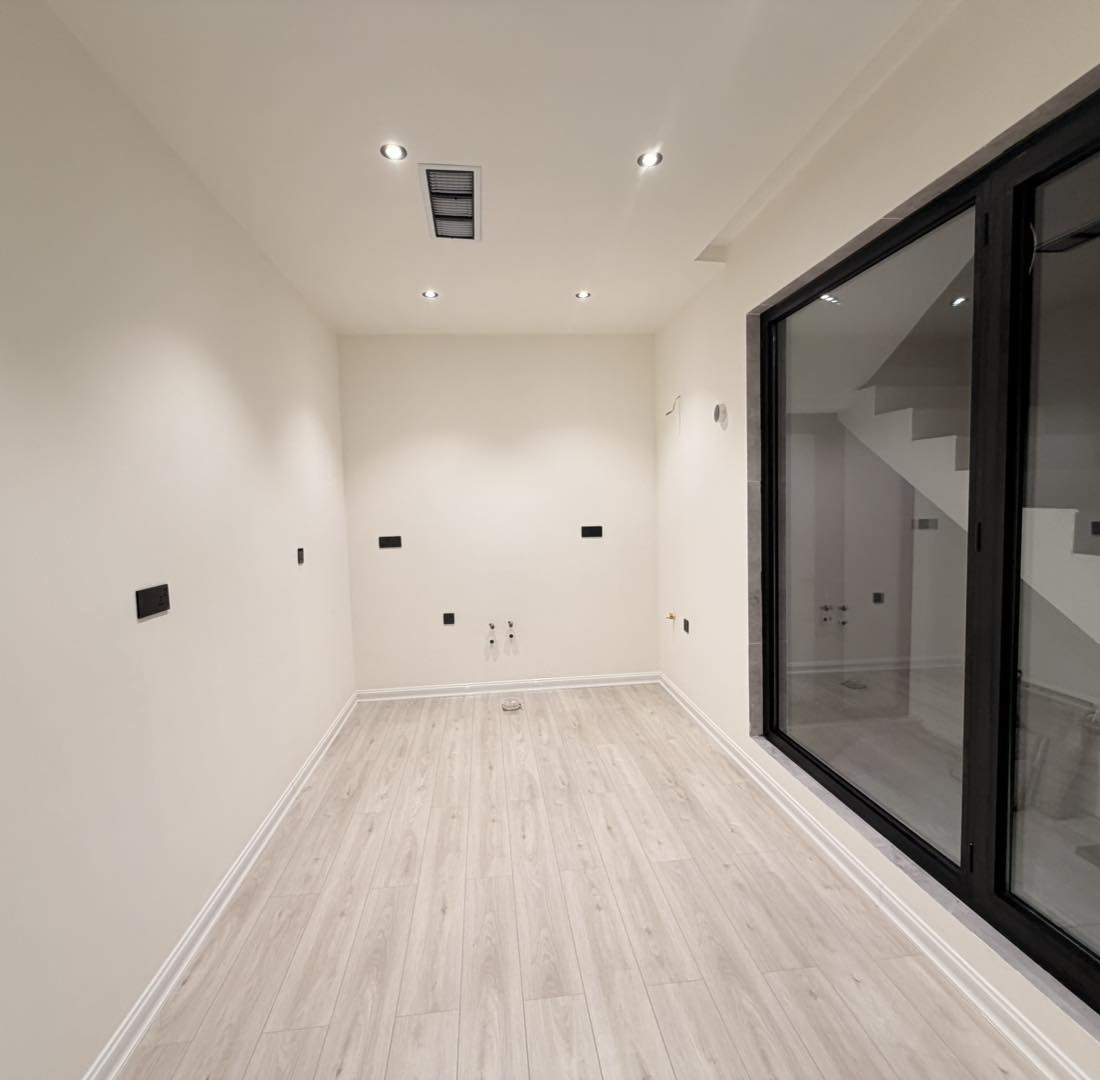 خانووی تازە  بــۆفرۆشـــتن
ناونیشان : سلێمانی -بەکرەجۆ  نزیک دەروازە کۆڕنیش  -  جادەی ١٢ مەتریی - ڕووی سلێمانی - واجیهەی ١٢ مەتر
ڕووبەری(105) مەتر دووجایە
دووقات بۆ دوو ماڵی جیا 
پێک هاتووە لە ( هۆڵ ومەتبەخی کراوە- 2نوستن - مشتەمەلات) - مشتەمەلاتی دەرەوە
 ڕووکاری ئەسترۆپۆڵ - ئەرزی تەختە - سەقفی کناف - سیستمی ڕووناکی لینەر - دەسکی سمارت- ئەلەمنيۆم و شوشەی دەبڵ جام - توالێت و خەڵاتی دفن، سیستمی بوستەر 
دەکتی موبەریدە ی جیا بۆ هەردووقاتەکە )

شوێنێکی زۆر باشە و هەموو خەدەماتێکی هەیە 
نزیکە لە ( ماجدی مۆڵ - دەروازە کۆڕنیش - خەتی پاس- بازاڕو مارکێت -قوتابخانەی سەرەتایی و دواناوەندی - ساحەی نەورۆز - ئیتالیا ئایسکرێم )
نرخی (875) وەرەقە و  مەجالی تێدایایە بۆ موشتەرییە بەڕێزەکان 

‎بۆ بینینی موڵکەکە پەیوەند بکە بە ***********
