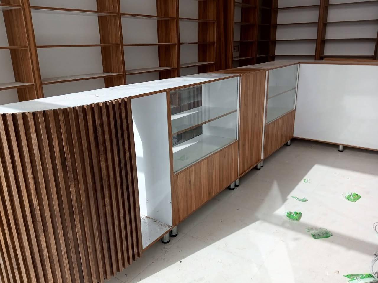 #خليك_دائما_مع_ديكورات_ابو ايمن
#فاترينة_مع_الاعلان والبيبان 
#فاترينة_مع_الابواب_
#فاترينة رفوف فقط 
#جميع_الوان_جميع_قياسات_حسب🥳 قياساتك الخاصة
#العرض_لفترة_محدودة_سارع_في_حجز🥳
الاسعار قياس 220*90*20 سعر القطعه 80 الف قياس 220*30*90 سعر القطعه 100 الف 
الخشب تركي وعالفحص وبي ضمان استرجاع اذا طلع مو تركي 
متوفرة جميع الالوان و تفاصيل
و حسب قياساتك الخاصة نعمل
……………………………………………
🚕العنوان _النجف الاشرف _حي العسكري _شارع الاطفائية_ مجاور البارون للواجهيات
🔶عارضات فاترينات 
🔶ديكورات صيدليات
🔶ديكورات كوزمتك
🔶ديكورات موبايلات 
🔶ديكورات اكسسوارات
🔶ديكورات مطاعم 
🔶ديكورات محلات ملابس
للاتصال علئ الرقم. (*********** )
للمراسلة علئ الوتساب( *********** )
