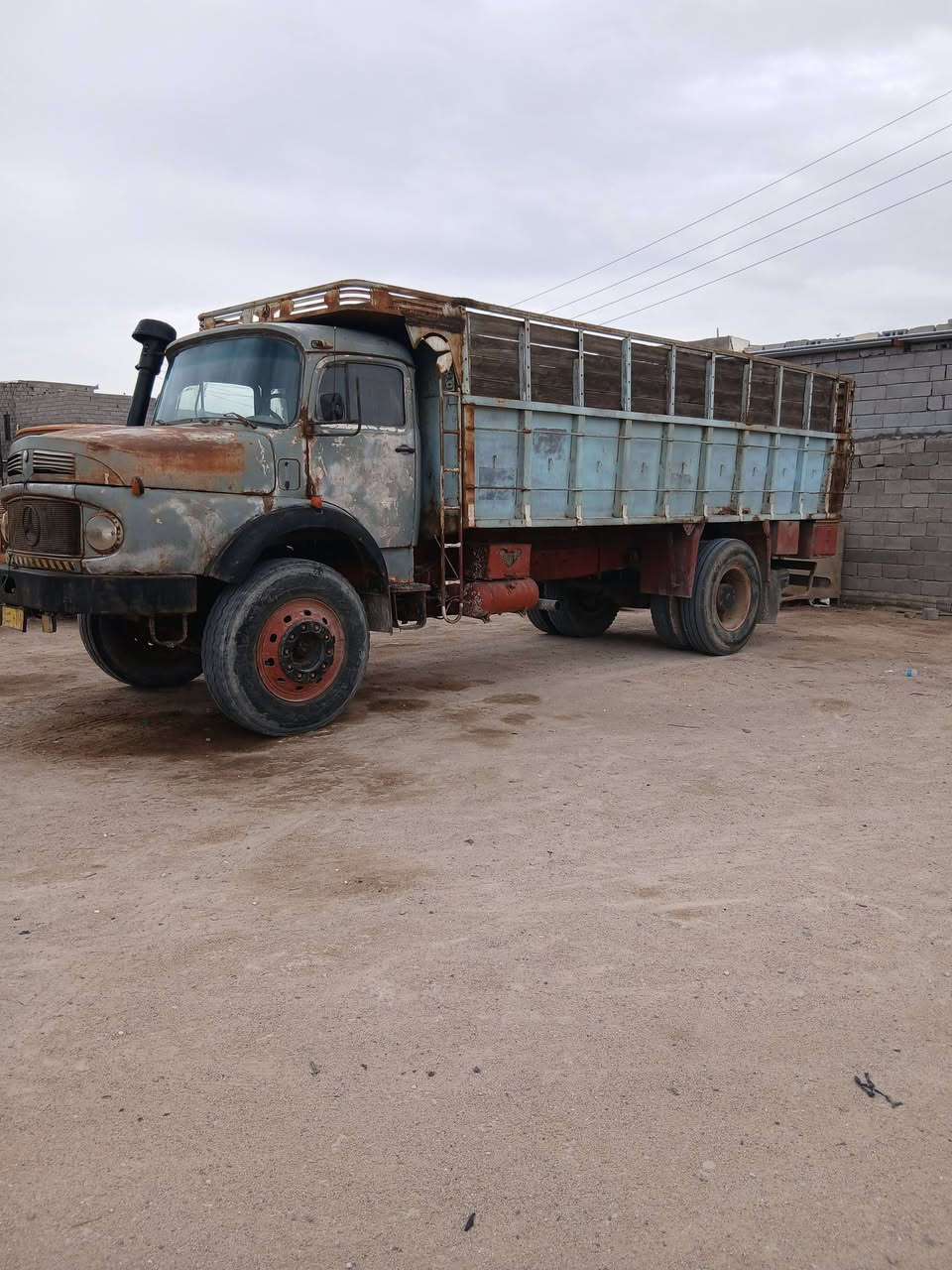 مارسدس اقجم لبيع   1961  سعر 25مليون وبيه مجال مكان البصره زبير***********
