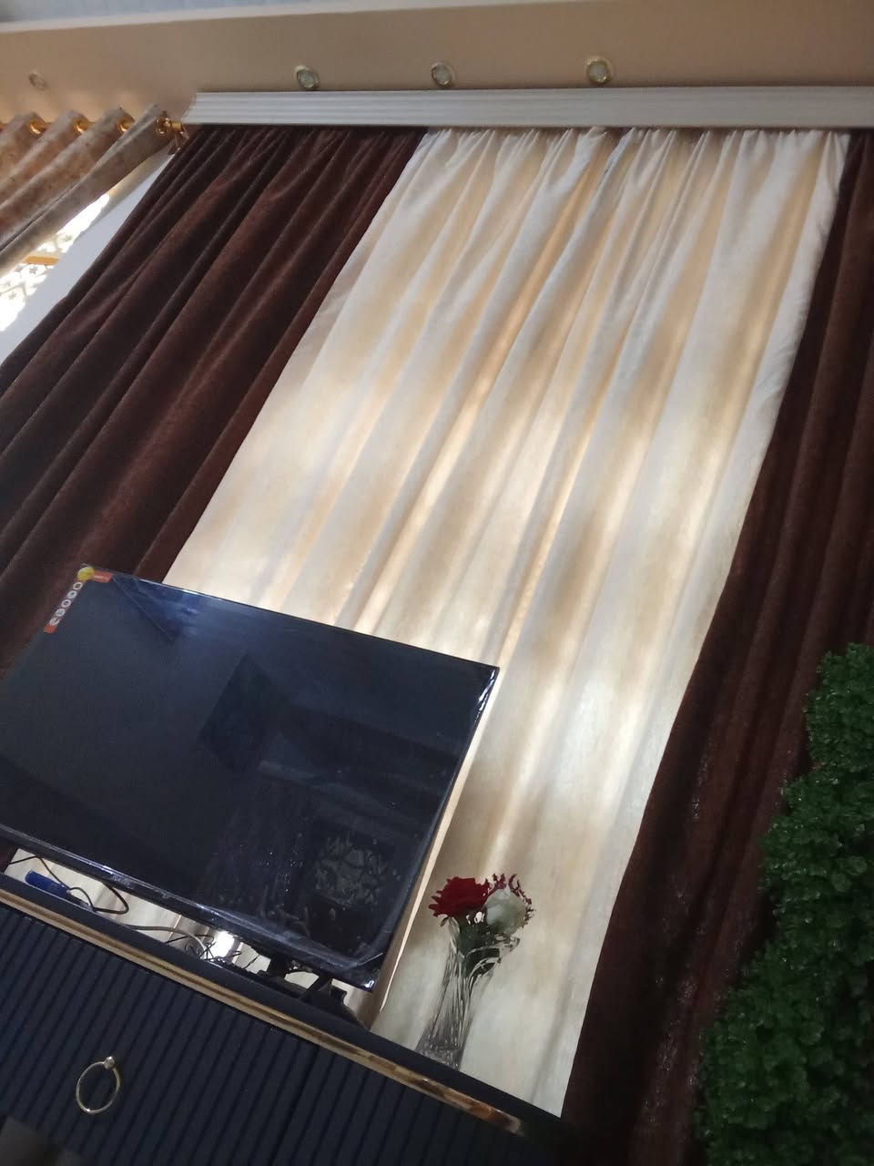 السلام عليكم 
برد للبيع بهذا الشكل بضبط كل برده متكونه من قطعتين 
عدد 3 برد مثل الي بالصورة جديدات جداً ونضيفات 
الشراي يعلق أو يدخل خاص


**إذا كنت صاحب هذا الإعلان وتريد حذفه لأي سبب، رجاءا أرسل رسالة إلى الدعم الفني**