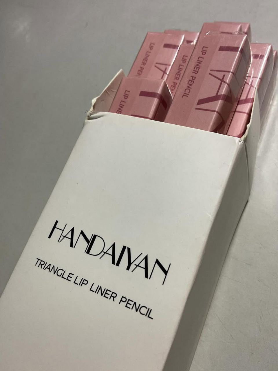 ليب لاينر هدى بيوتي  السعر الفين دينار
توصيل جميع محافظات العراق 3 الف دينار 
الطل🤍.


**إذا كنت صاحب هذا الإعلان وتريد حذفه لأي سبب، رجاءا أرسل رسالة إلى الدعم الفني**