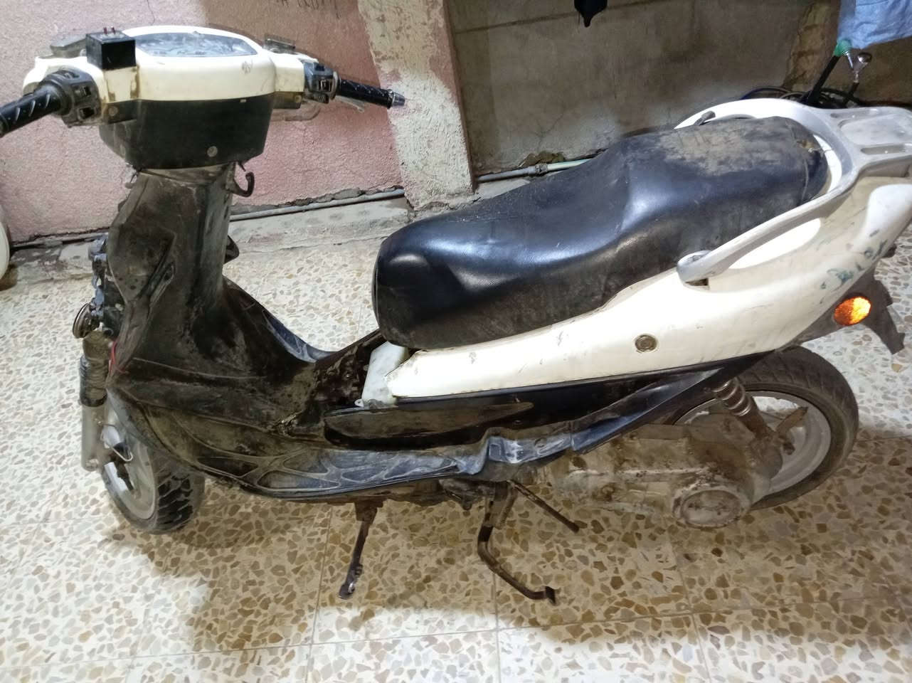 السلام عليكم كامكو بوليسي دراجه على هاي الوضعيه للبيع نقص باتري شغاله وجاهزه مكينه خير من الله  ومال استخدام يومي 300 وبيه مجال ***********
