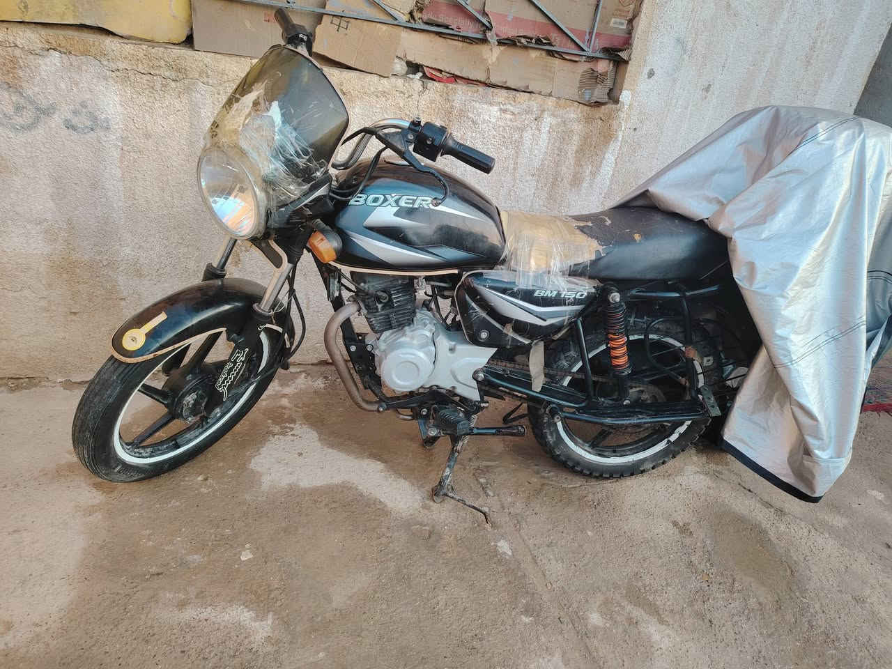 دراجه بوكسر هنديه للبيع أوراق وكيلها سيد خلدون السعر 900وبيها  مجال الاستفسار ع الرقم ***********
