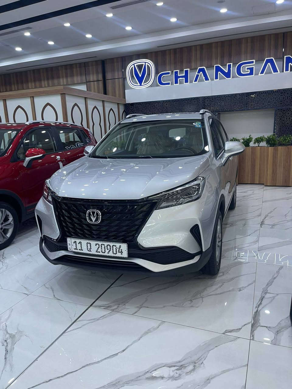 العرض لفترة محدودة!"الكاش 
شانجان إلان  في مول العراق
زورونا واكتشفوا الجيل الجديد من سيارات  " الاستفسار  زورونا في فرعنا الجديد مول العراق 
سيارة شانجان CS15 هي سيارة كروس أوفر مدمجة تتميز بمحرك 1.5 لتر بقوة حوالي 105-107 حصان، وتأتي بناقل حركة أوتوماتيكي 5 سرعات، وتوفر تجهيزات مثل شاشة لمس، كاميرا خلفية، فتحة سقف (في الفئات العليا)، وميزات أمان مثل نظام الثبات الإلكتروني، لكنها قد تعاني من عزل صوتي ضعيف للمحرك وتسارع متوسط.
المواصفات الأساسية:
المحرك: 4 أسطوانات، سعة 1500 سي سي (1.5L).
القوة: حوالي 105-107 حصان.
العزم: 145 نيوتن متر.
ناقل الحركة: أوتوماتيكي 5 سرعات (DCT).
نظام الدفع: أمامي (FWD).
السرعة القصوى: غير مميزة بشكل كبير.
استهلاك الوقود: اقتصادي نسبيًا (حوالي 6.6 لتر/100 كم). 
التجهيزات والكماليات (تختلف حسب الفئة):
الأمان: وسائد هوائية، فرامل مانعة للانغلاق (ABS)، نظام الثبات الإلكتروني (ESP)، برنامج التوازن عند المرتفعات، نظام مراقبة ضغط الإطارات، وأجهزة تحذير مسافة خلفية.
الترفيه والتكنولوجيا: شاشة لمس (7 أو 9 بوصة)، بلوتوث، USB، عرض الهاتف، كاميرا خلفية.
الراحة: مكيف هواء، فتحة سقف بانوراما (في الفئات الأعلى)، تحكم كهربائي بالمقاعد، فرش جلد (في الفئات الأعلى)، مثبت سرعة.
الشكل الخارجي: مصابيح هالوجين، جنوط مقاس 16 أو 17 بوصة، حامل سقف. 
نقاط القوة والضعف: مميزات: قيادة مريحة، تصميم جيد،
للاستفسار اتصال ع رقم *********** سجاد 
☎️
