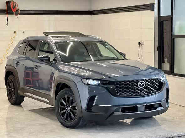 MAZDA CX-50 2023 – S Preferred Plus AWD
وارد أمريكا – رقم الشاصي 7MMVABCM8PN124768

المواصفات:
 • محرك 2.5L Skyactiv-G بدون تيربو – 187 حصان
 • قراءة 25,000 ميل
 • اللون الخارجي: سمنتي
 • الداخلي: جلد + قماش أسود
 • السعر: 19500$ (قابل للتفاوض البسيط بعد المعاينة)
 • بدون رقم – يترقم بالمحافظات الشمالية (كلفة الرقم 1500$)

الإضافات:
 • فتحة سقف بانوراما
‏ • AWD فورويل
 • صندوق كهربائي
 • شاشة كبيرة + CarPlay
 • تبريد أمامي وخلفي (8 مخارج)
 • مقاعد جلد كهربائية مدفأة
 • نظام النقطة العمياء + عدم الانحراف
 • كاميرا خلفية عالية الدقة
 • حساسات مرايا
 • هاند بريك بصمة + Auto Hold
 • مصابيح LED / زينون
 • ويل كب أسود

الملاحظات:
صيانة كاملة – تغيير الحدادية الأمامية جهة السائق بالكامل (صطاب، أكسل، بولبرن، دبل، رط، عمود ستيرن + تبديل زيت وفلتر).

الموقع: أربيل
للتواصل: *********** (واتساب / فايبر)
