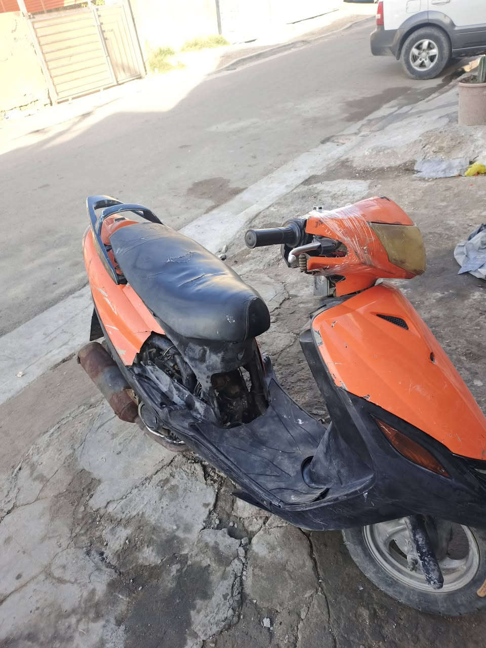 ماكس 140دراجه نكره سلف هندر  الدراجه متروكه بس شغاله وخير من الله نقص بس قبق الباتري ولفوكه بيها دخانه خفيفه كلش كالو بسب ال كابريتر  السعر 225 وبيها مجال مكاني بغداد حي العامل ***********
