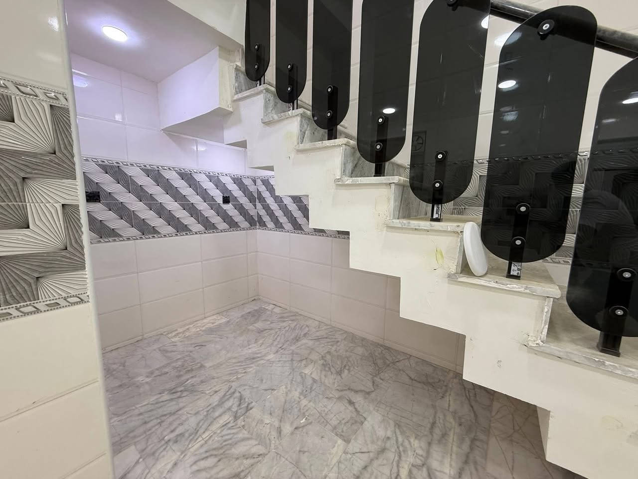 الدار للبيع 🏠السعر 278 مليون وبي مجال بسيط💵
(مدخلين)👌4 اربع غرف نوم 👌
المساحة 100 م 🌹
العنوان الشعب حي التجار الثانية 
يحتوي الطابق الارضي ع كراج وخدمات خارجية ومغسلة واستقبال ومطبخ حار وبارد ومنور وخدمات وغرفة نوم 
ويحتوي الطابق الثاني على ثلاث 3 غرف نوم وخدمات وبيتونة وسطح
للاستفسار اكثر يرجى الاتصال على الرقم التالي***********
او الاتصال على الرقم الاخر 
***********
او زيارة مكتب تبارك للعقار والمقاولات الكائن في شارع الاسواق المركزية قرب مطعم ميامي
