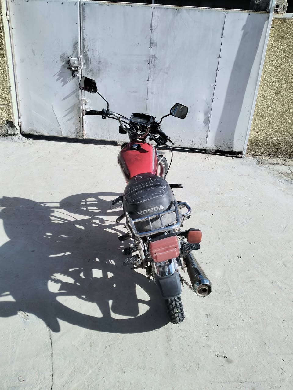 السلام عليكم دراجه للبيع سيفان موديل 21 محرك لاتنقيص ولا تبخير نقص باتري كهربائيات شغاله لايت عالي ناصي وسكن خلفي وهورن سلف نكره بس الباتري ميت تريد جيب وياك باتري وتفحص سلف بالخدمه سعرهة 350 وبيها مجال المكان بغداد راشديه الحسينيه ***********
