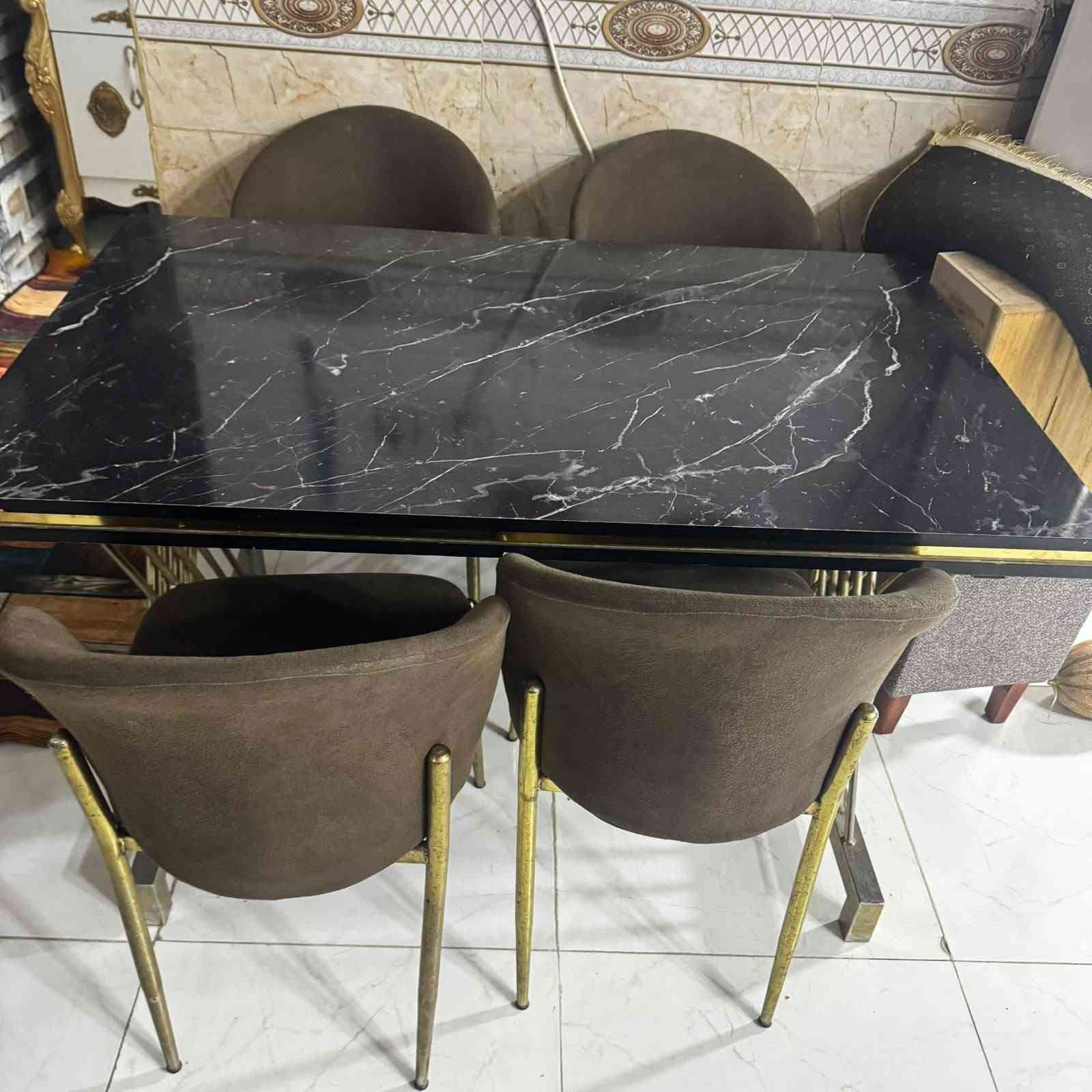 طاوله ٤ كراسي جديد مستعمله شي قليل  فقط رجل وحده مبدليله بوري ب١٢٥ مكانه الفداء  ***********
