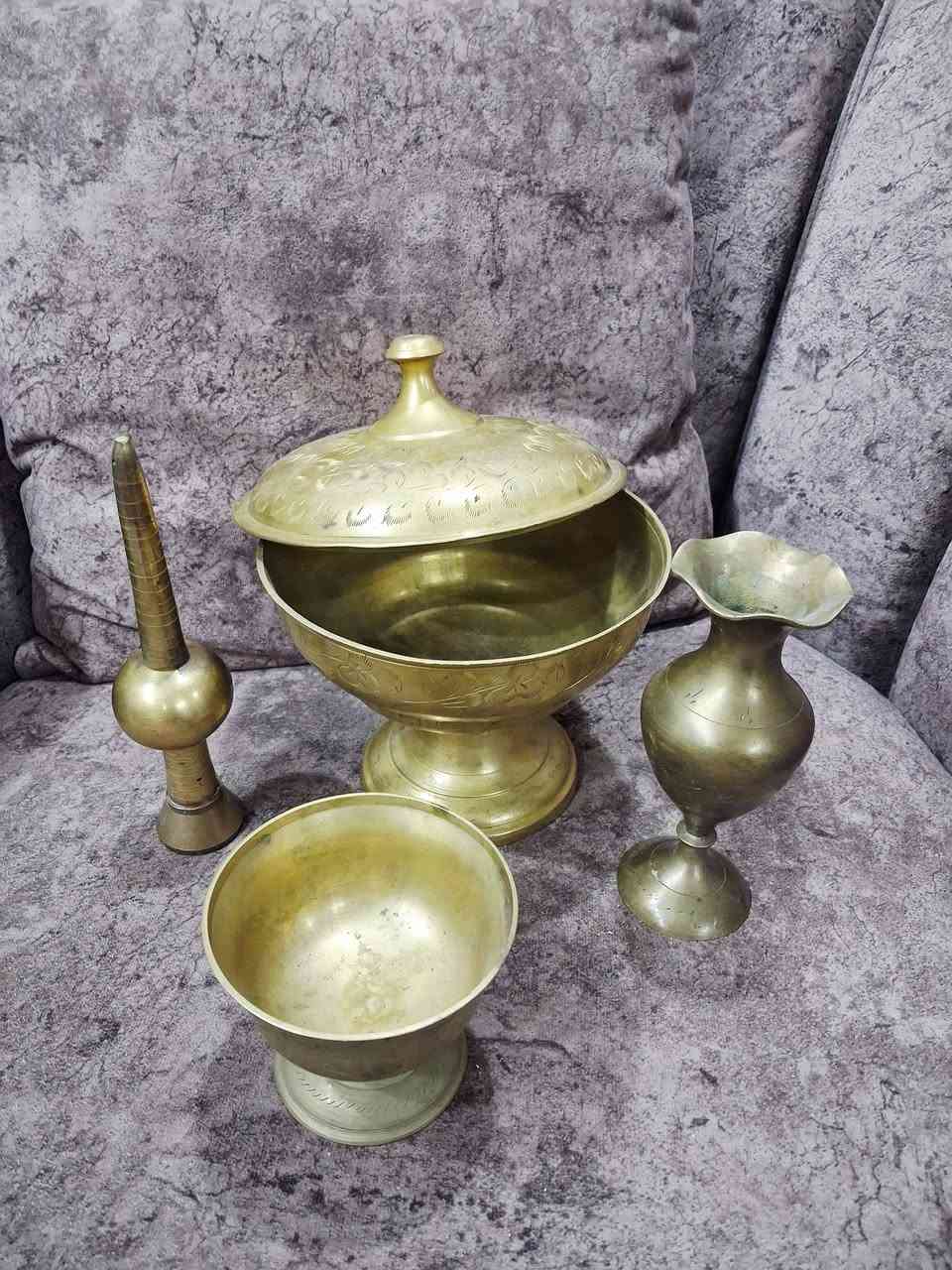 طقم نحاسي تراثي للبيع ✨

يتكوّن من:
• وعاء بغطاء مزخرف
• كوب/زبدية قاعدة
• فازة صغيرة
• قطعة ديكور طويلة

قطع أنيقة بلمسة تراثية، مناسبة للديكور والاستخدام.

💰 السعر مناسب 
🚚 توصيل متوفر
للمهتمين التواصل خاص 📩


**إذا كنت صاحب هذا الإعلان وتريد حذفه لأي سبب، رجاءا أرسل رسالة إلى الدعم الفني**
