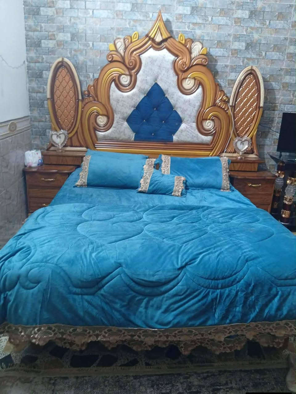 توجد غرفة نوم توج نضيفة حيل صاج عراقي متكونة من 5قطع السعر مليون وبيها مجال العنوان الرمانة الاستفسار علرقم ***********
